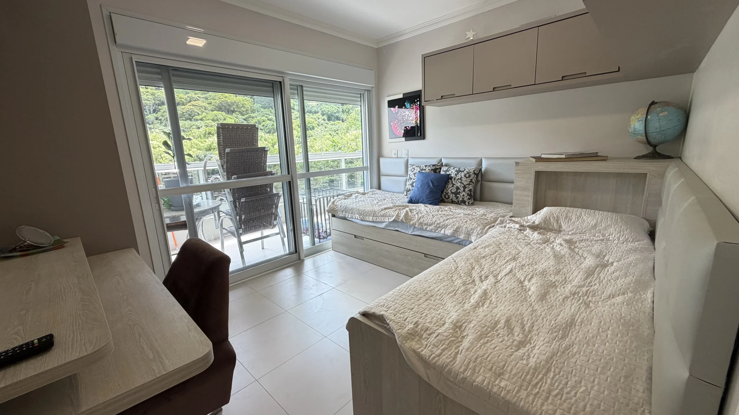 Refined Apartment with Mountain Vistas in Ingleses