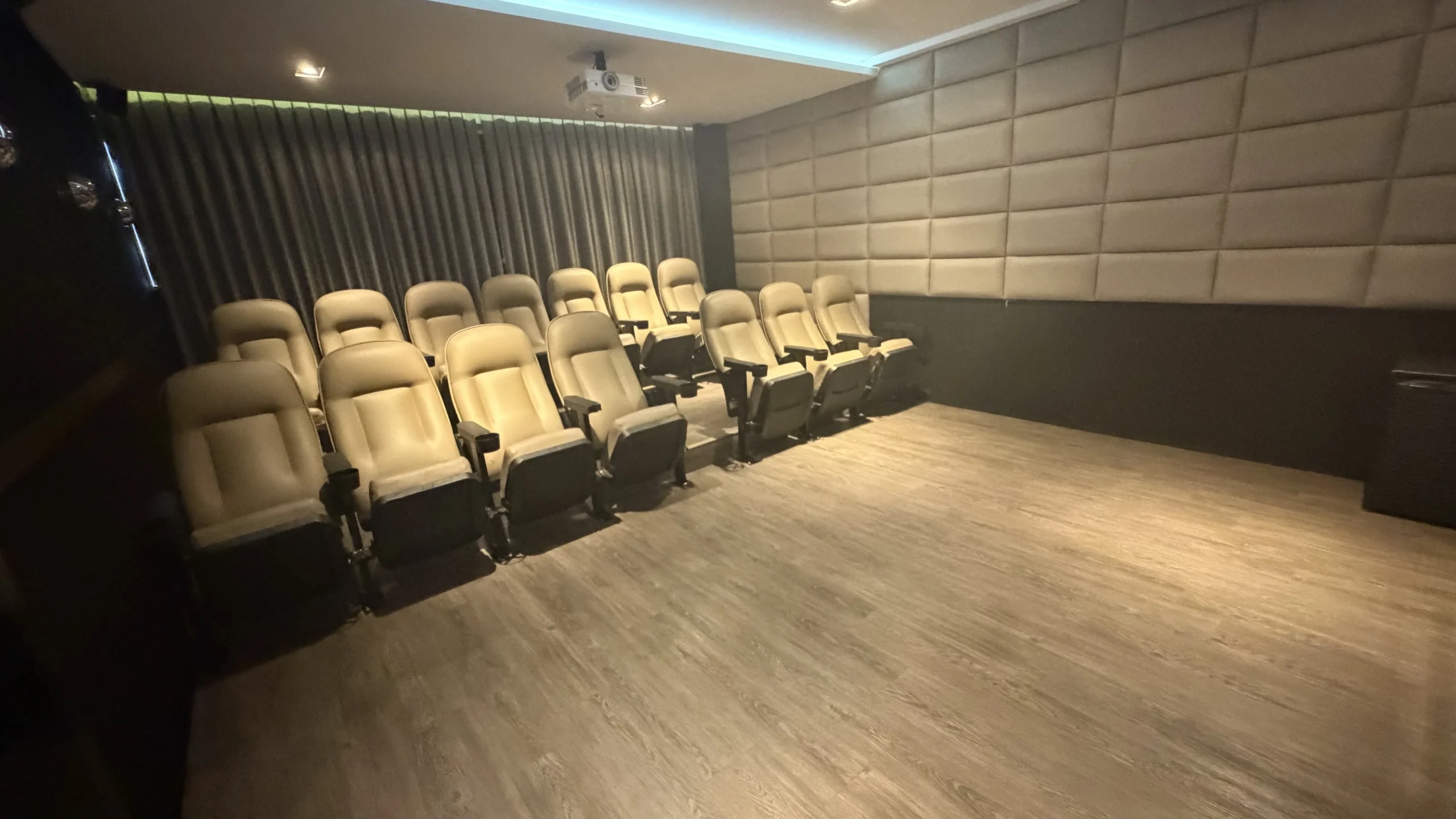 Refined Apartment with Mountain Vistas in Ingleses