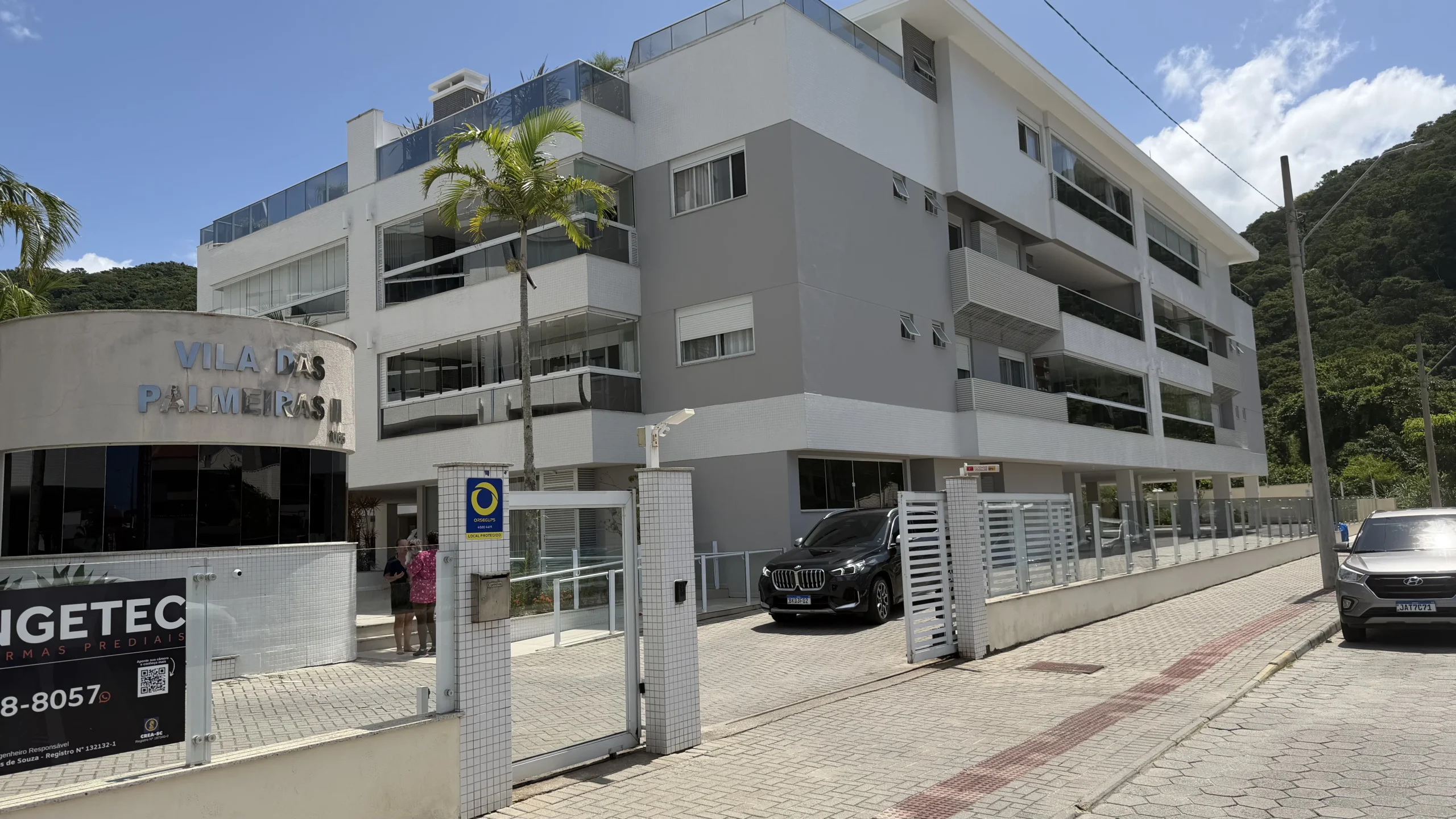 Refined Apartment with Mountain Vistas in Ingleses