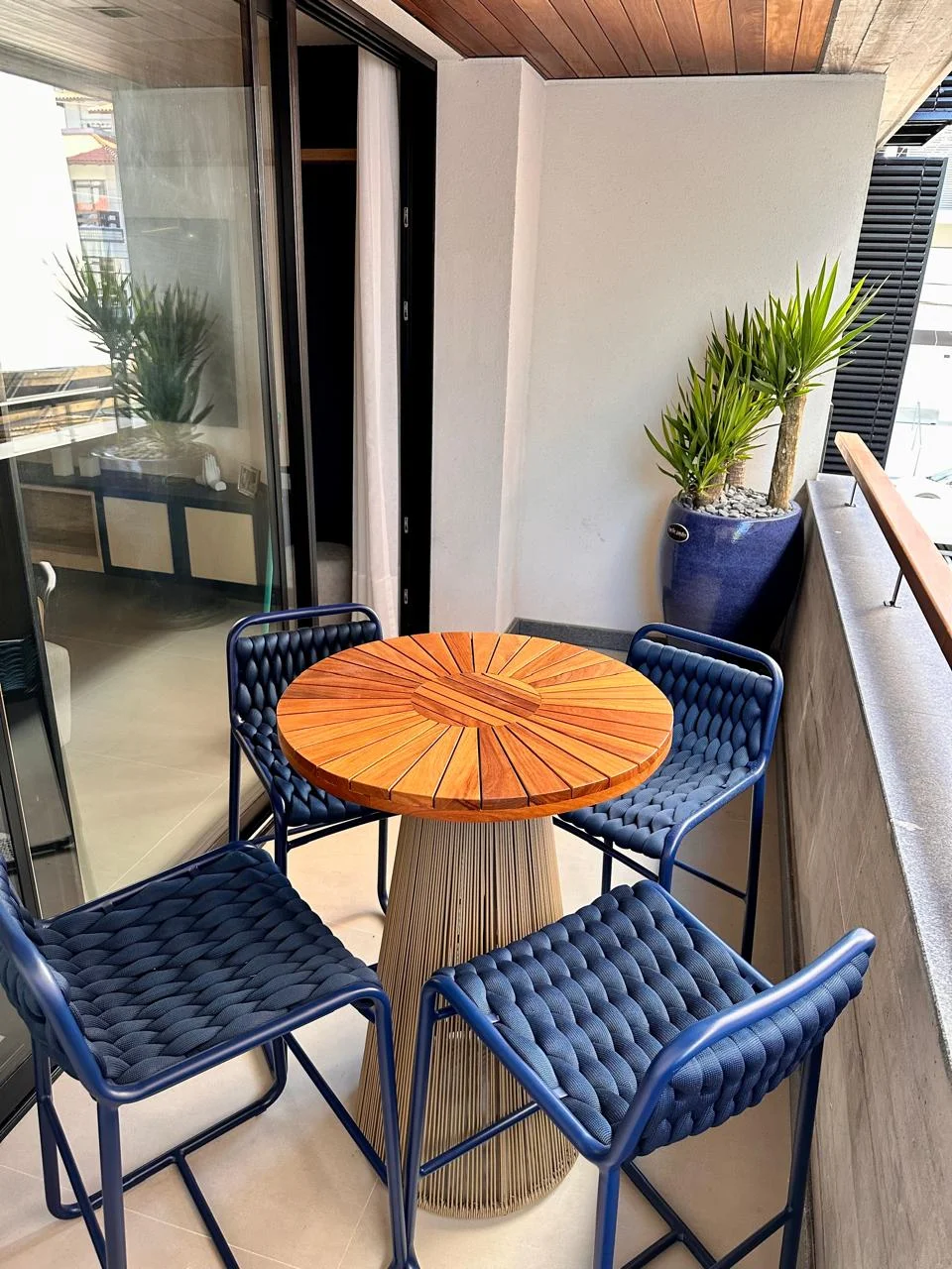 SOHO Jurerê: Modernist Three-Suite Residence with Rooftop Infinity Pool in Jurerê