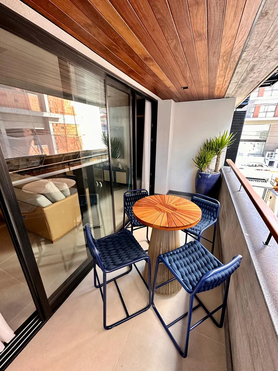 SOHO Jurerê: Modernist Three-Suite Residence with Rooftop Infinity Pool in Jurerê