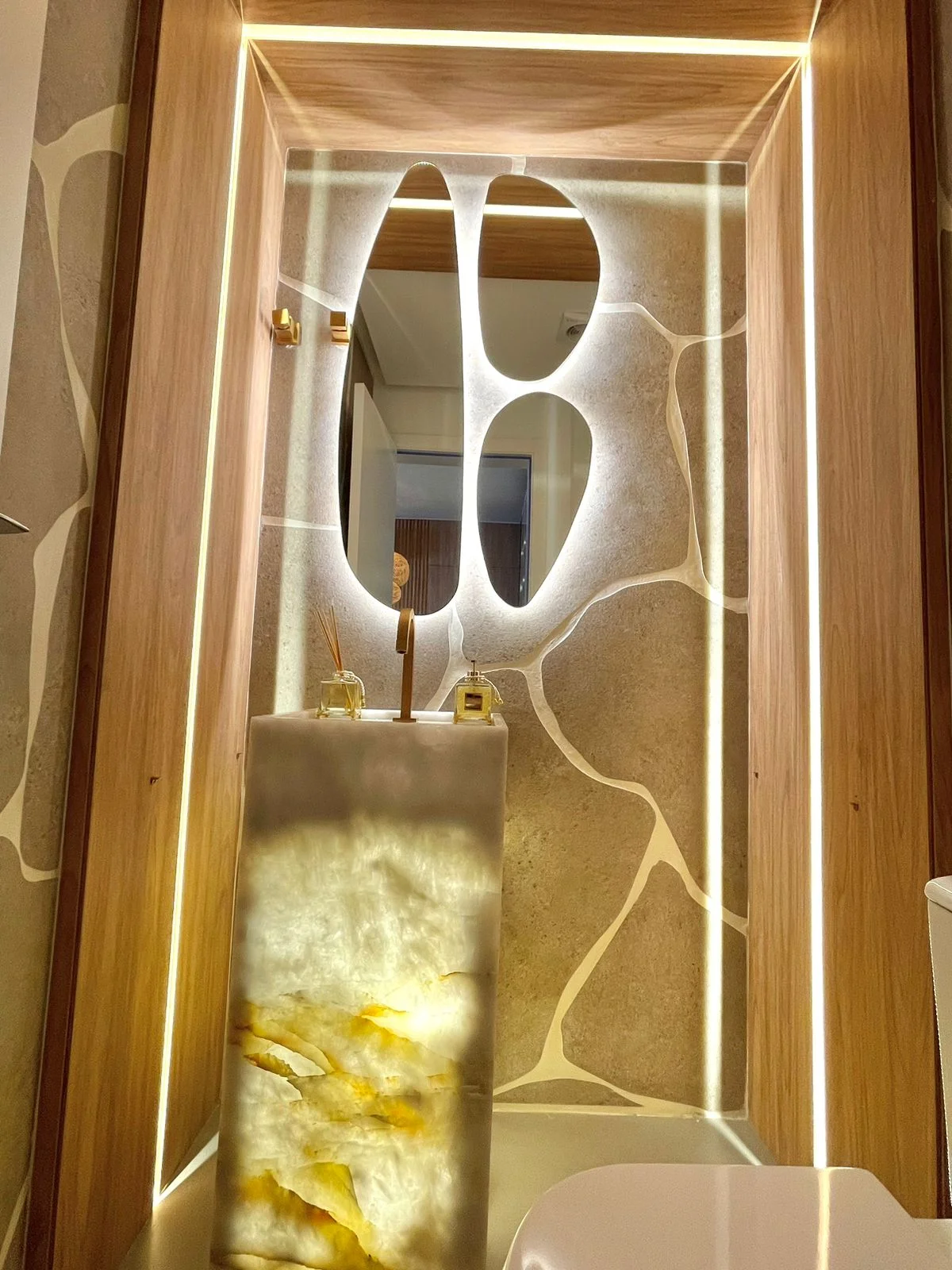 SOHO Jurerê: Modernist Three-Suite Residence with Rooftop Infinity Pool in Jurerê