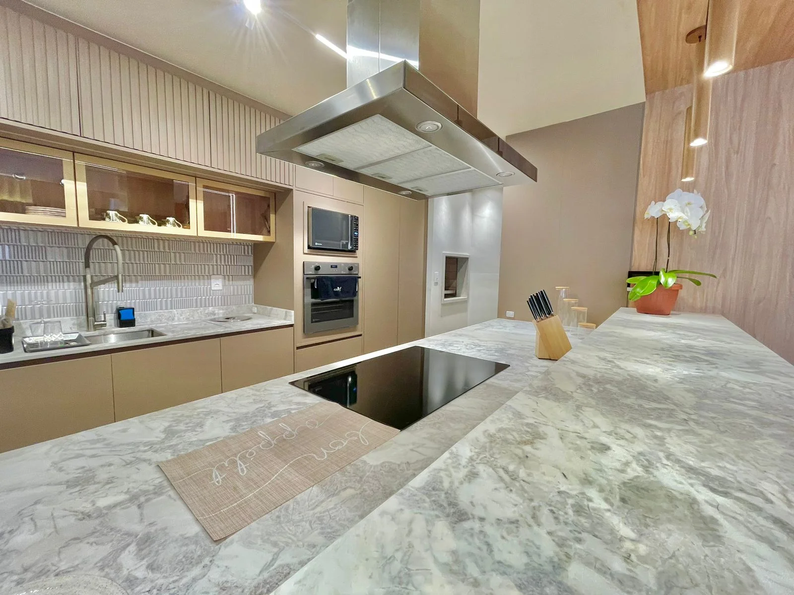 SOHO Jurerê: Modernist Three-Suite Residence with Rooftop Infinity Pool in Jurerê