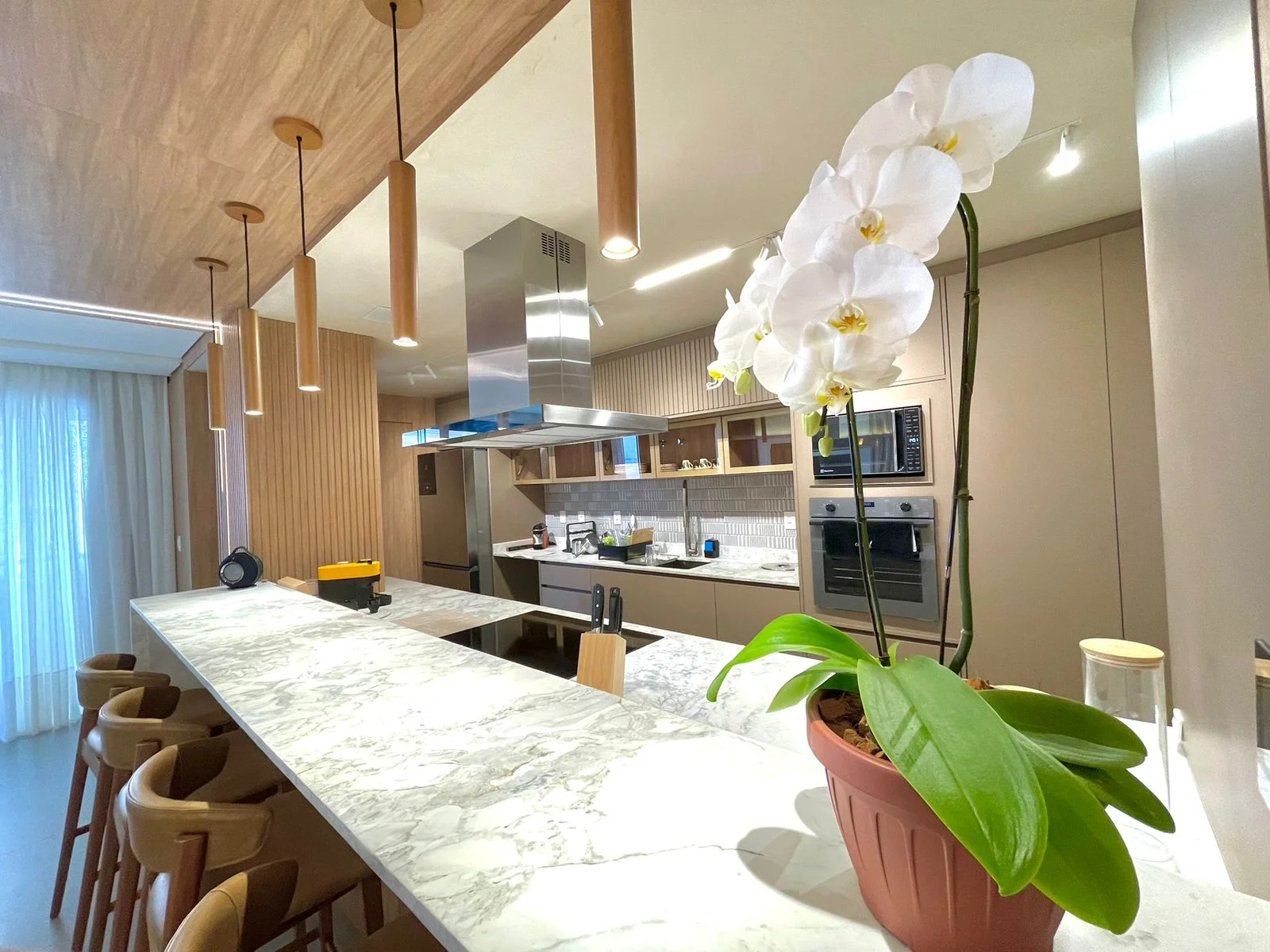 SOHO Jurerê: Modernist Three-Suite Residence with Rooftop Infinity Pool in Jurerê