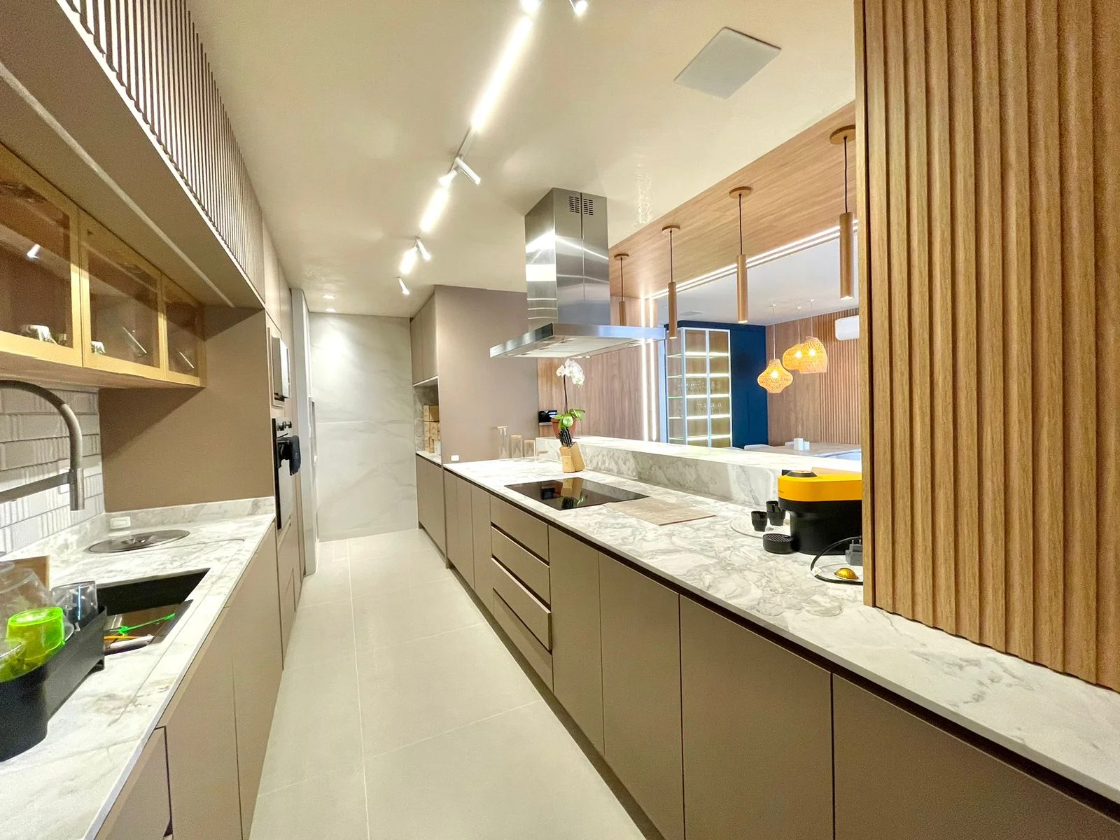 SOHO Jurerê: Modernist Three-Suite Residence with Rooftop Infinity Pool in Jurerê