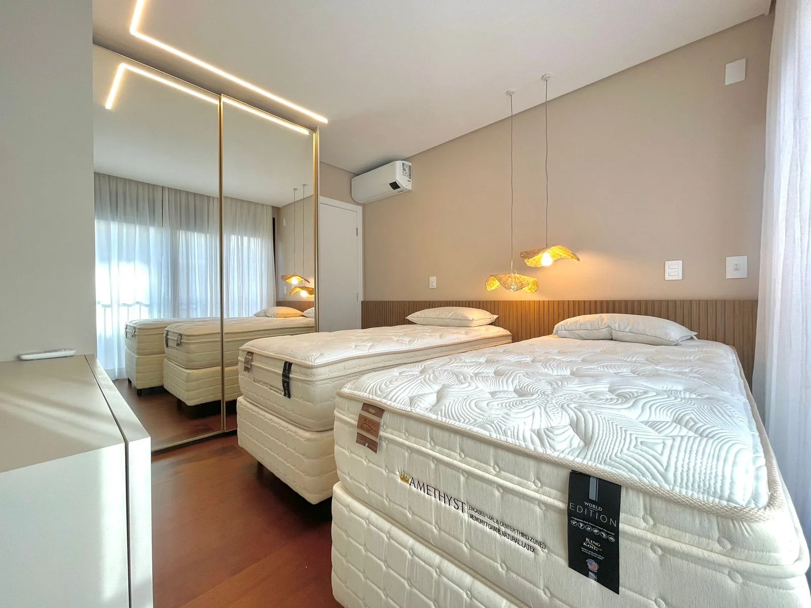 SOHO Jurerê: Modernist Three-Suite Residence with Rooftop Infinity Pool in Jurerê