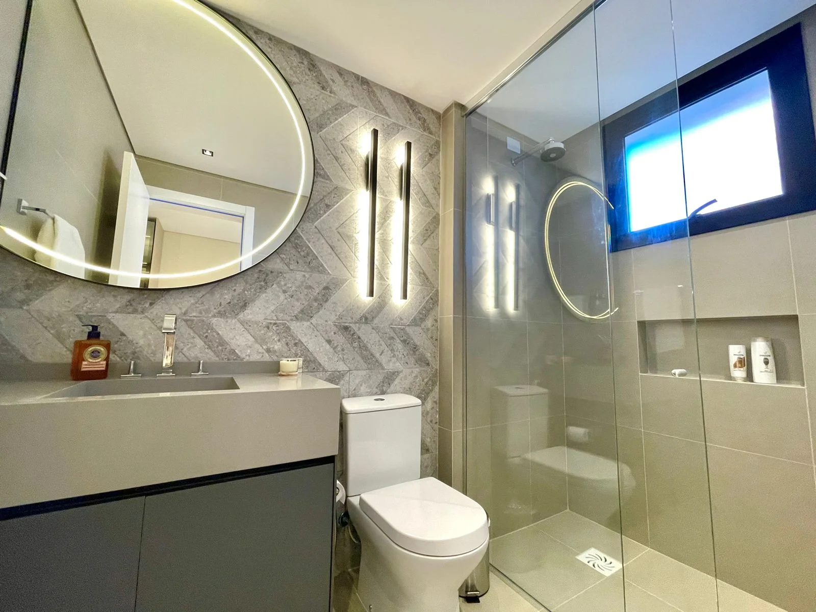 SOHO Jurerê: Modernist Three-Suite Residence with Rooftop Infinity Pool in Jurerê