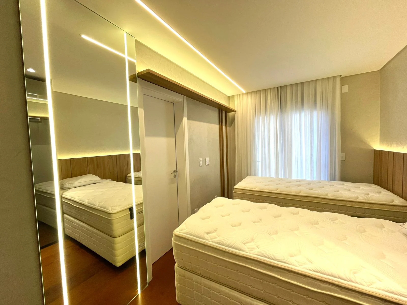 SOHO Jurerê: Modernist Three-Suite Residence with Rooftop Infinity Pool in Jurerê