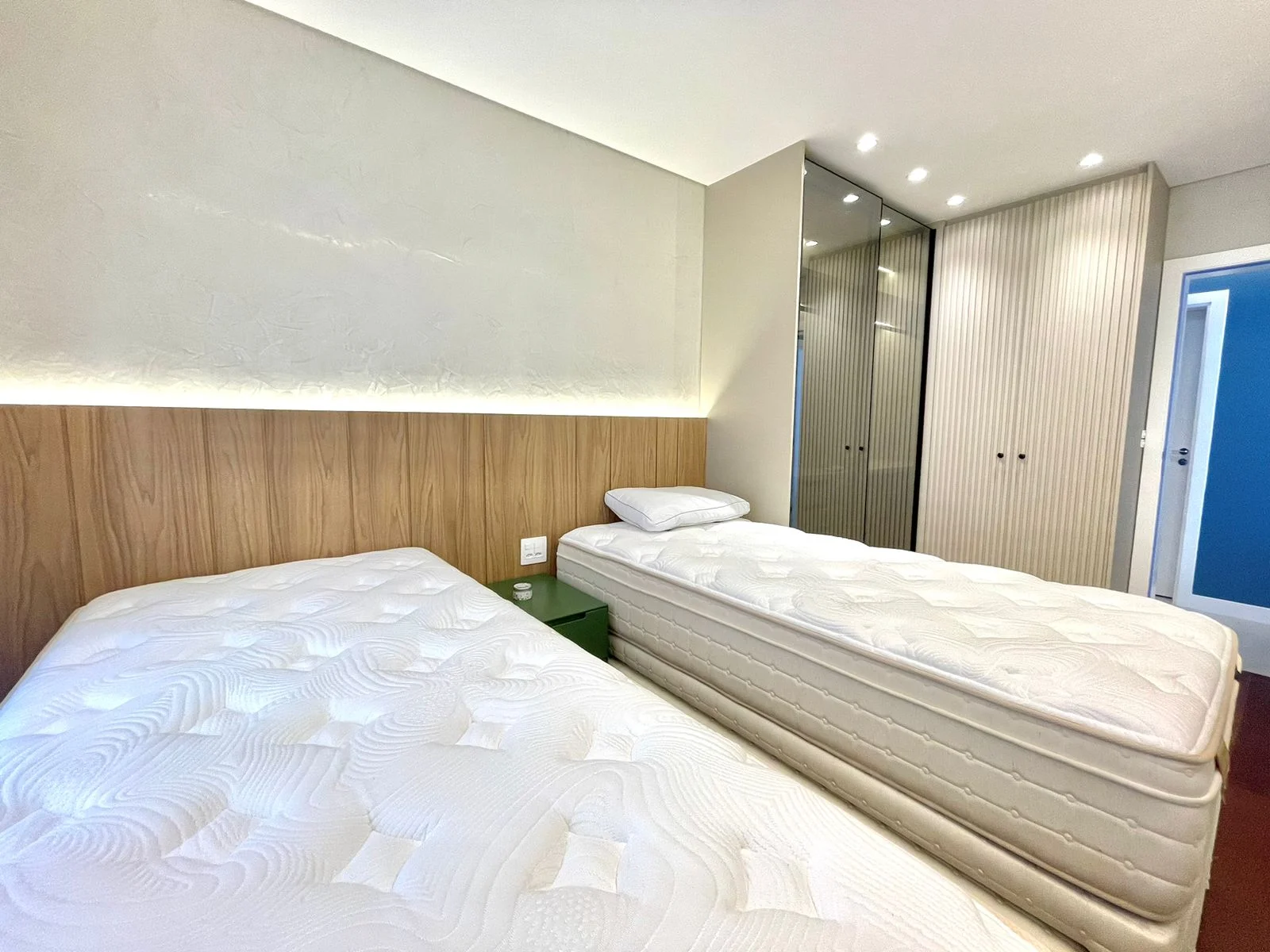 SOHO Jurerê: Modernist Three-Suite Residence with Rooftop Infinity Pool in Jurerê