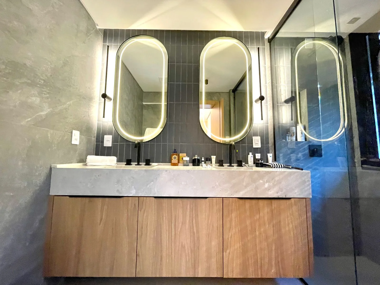 SOHO Jurerê: Modernist Three-Suite Residence with Rooftop Infinity Pool in Jurerê