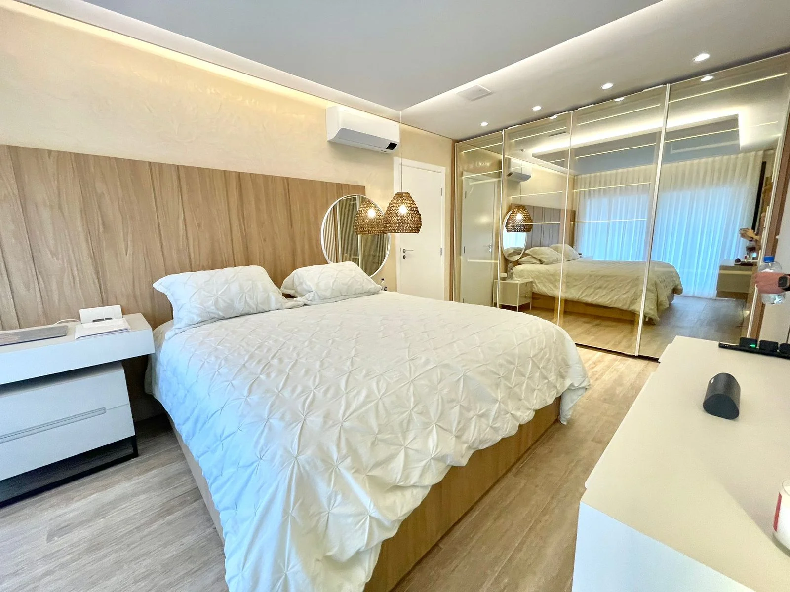 SOHO Jurerê: Modernist Three-Suite Residence with Rooftop Infinity Pool in Jurerê