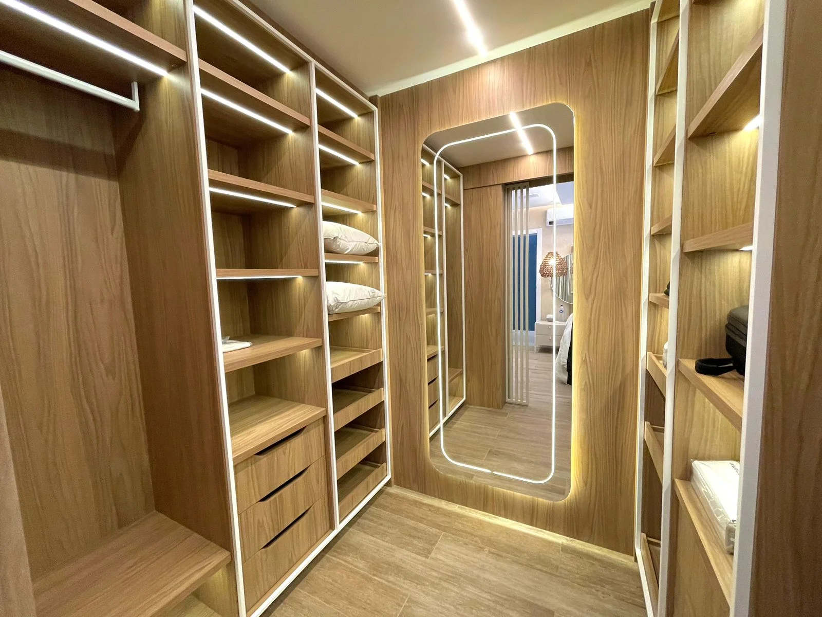 SOHO Jurerê: Modernist Three-Suite Residence with Rooftop Infinity Pool in Jurerê