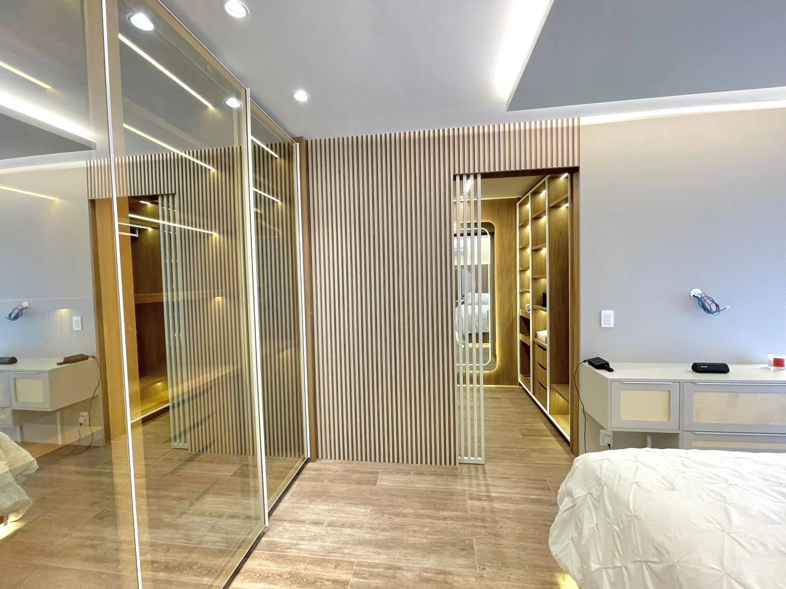 SOHO Jurerê: Modernist Three-Suite Residence with Rooftop Infinity Pool in Jurerê