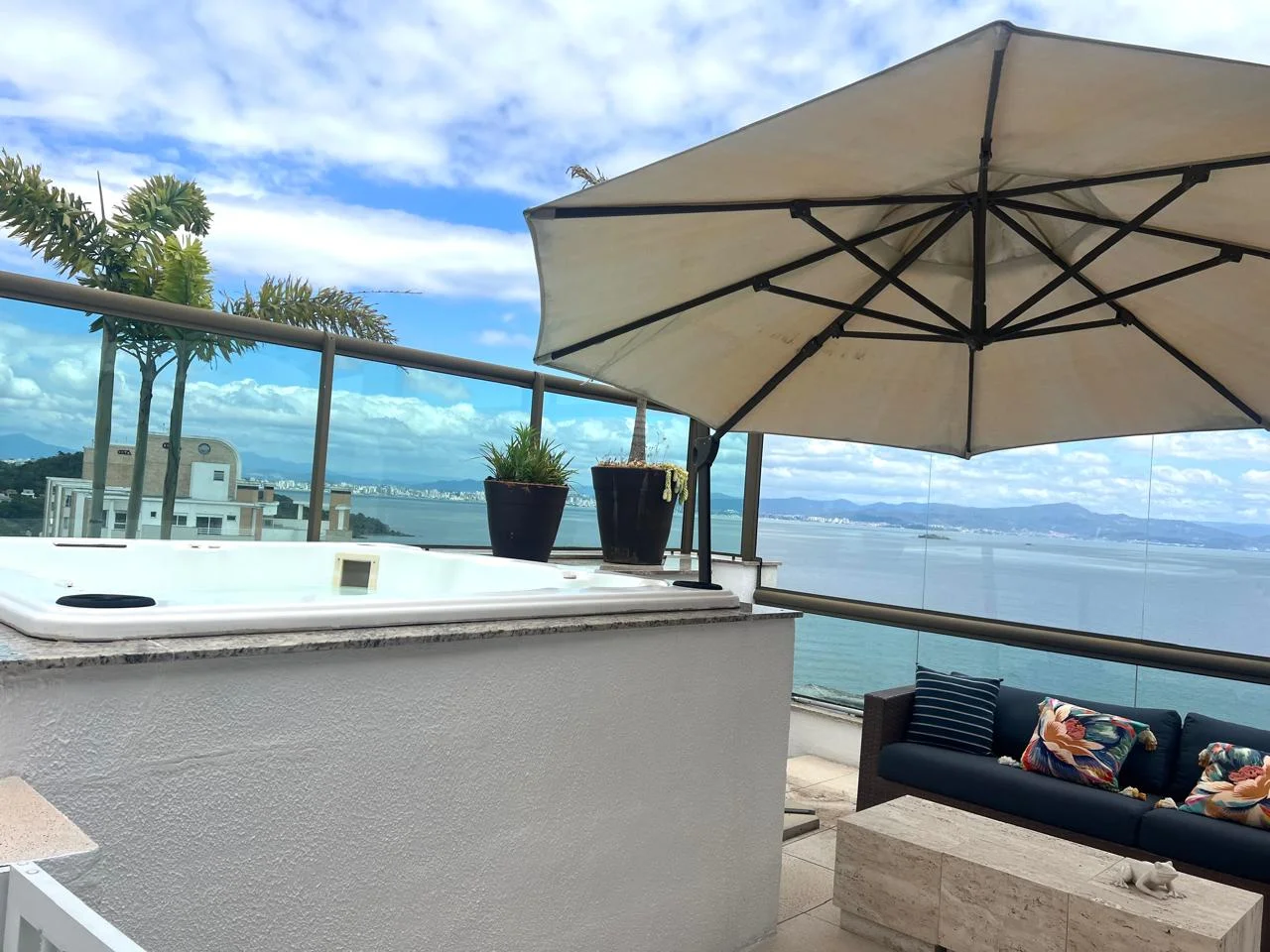 Exquisite Penthouse with Private Rooftop Spa in Joao Paulo Florianópolis