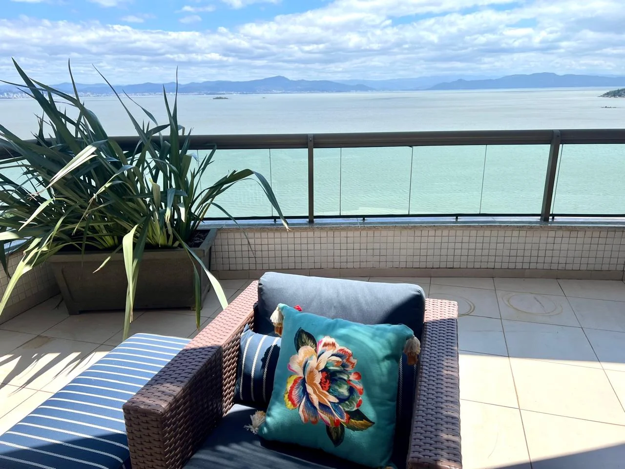 Exquisite Penthouse with Private Rooftop Spa in Joao Paulo Florianópolis