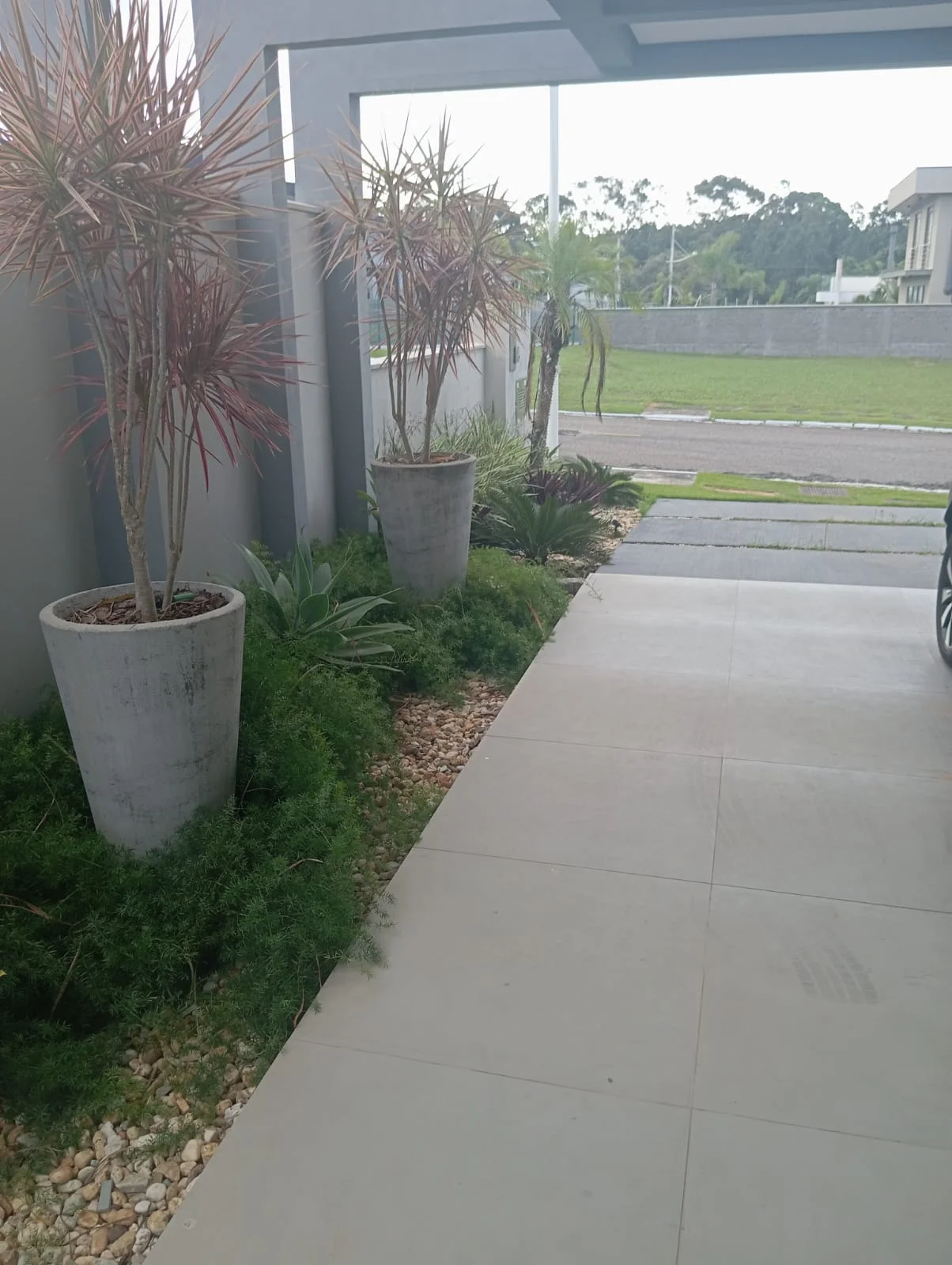 Refined Coastal Residence with Private Winter Garden at Condominío Ilha de Avoredo in Rio Vermelho