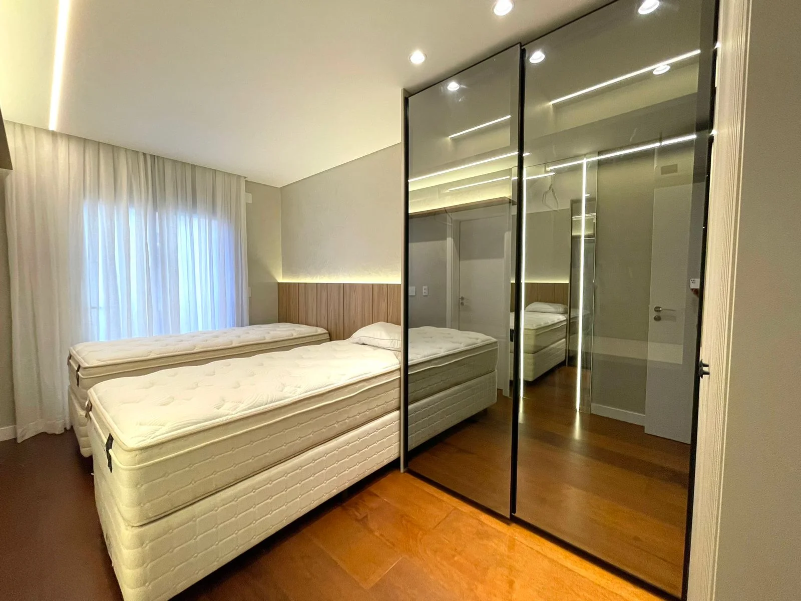 SOHO Jurerê: Modernist Three-Suite Residence with Rooftop Infinity Pool in Jurerê