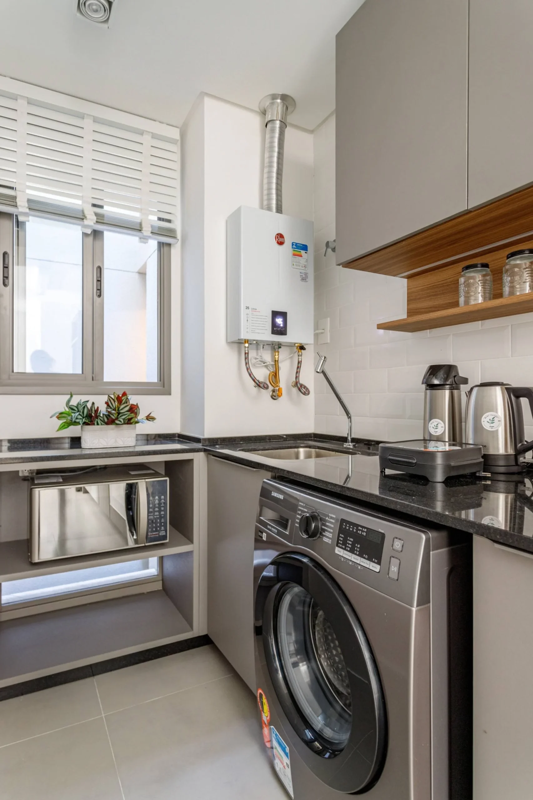 Refined Apartment with Gourmet Balcony at Home Cacupé in Florianópolis