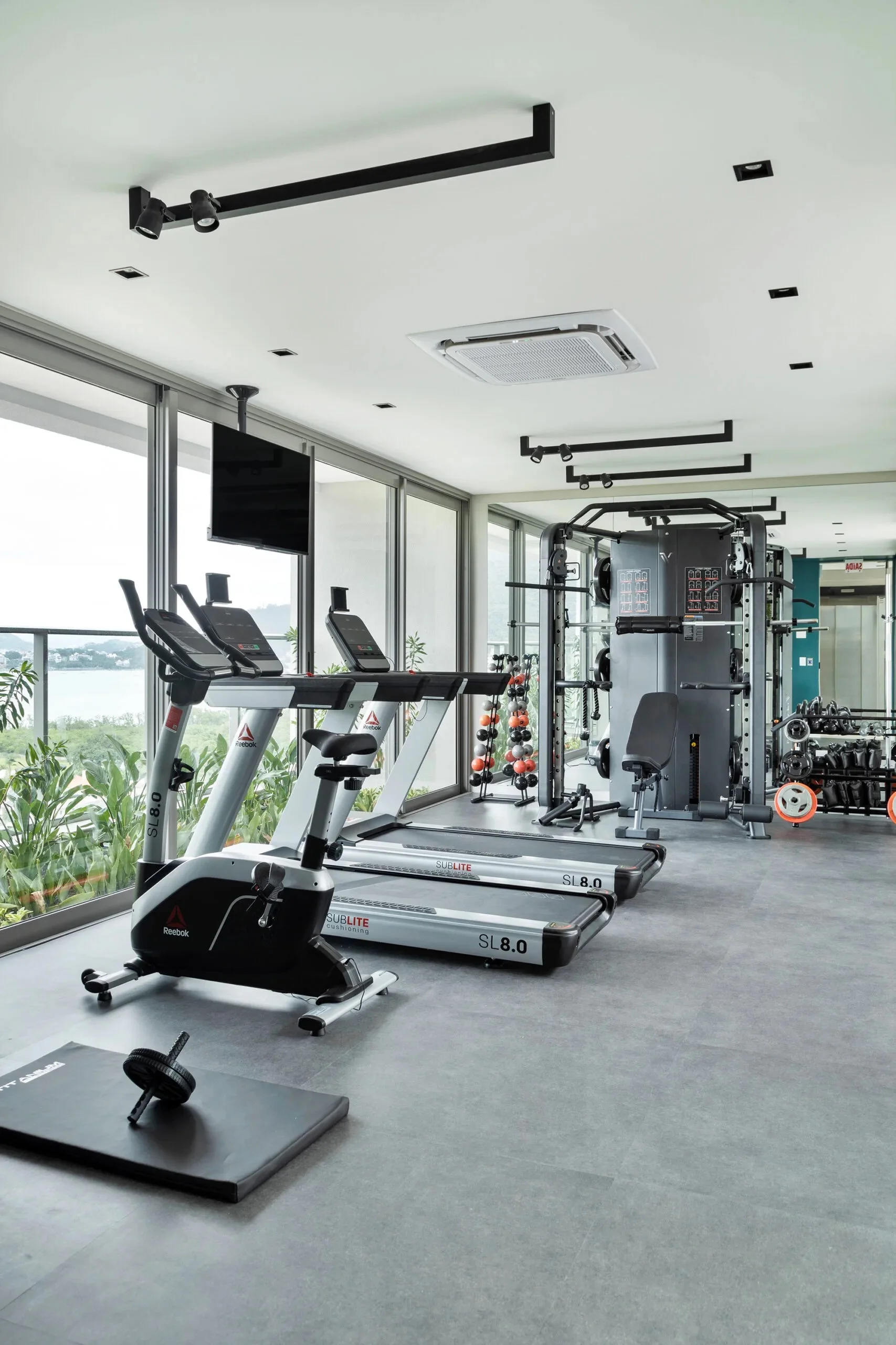 Refined Apartment with Gourmet Balcony at Home Cacupé in Florianópolis