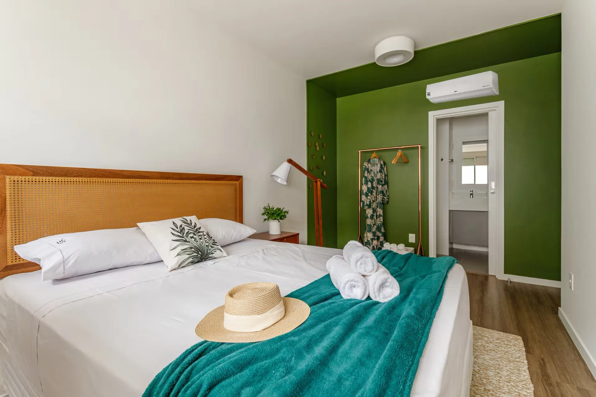 Refined Apartment with Gourmet Balcony at Home Cacupé in Florianópolis