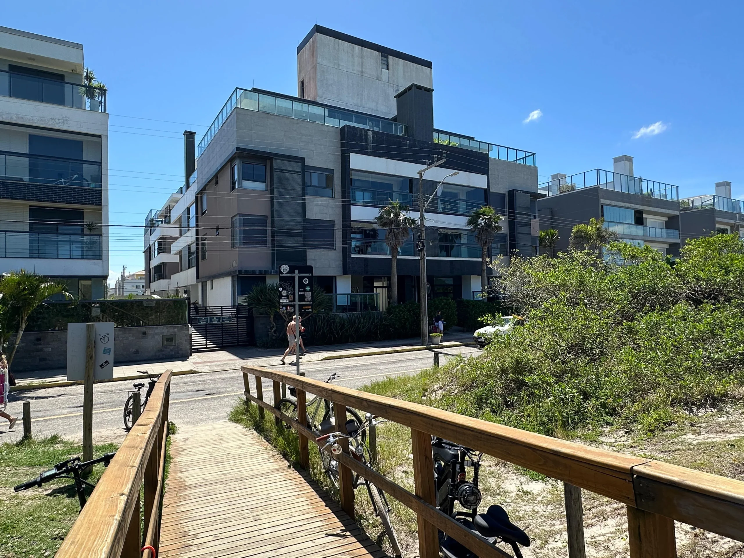 Refined Coastal Residence with Beach Access in Novo Campeche