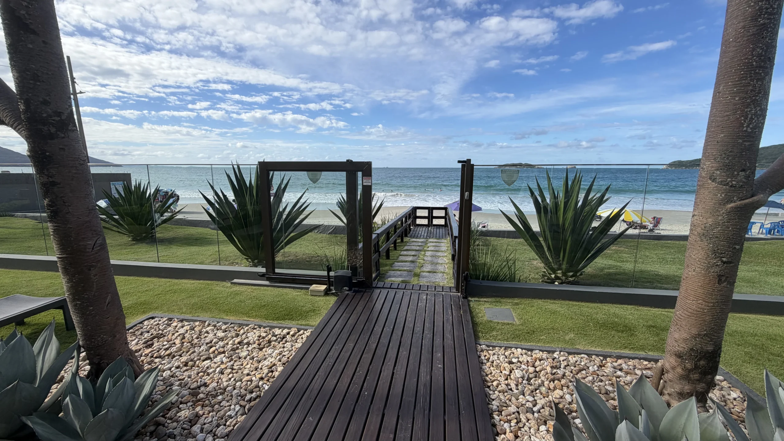 Belvedere Beach Garden: Refined Coastal Sanctuary with Panoramic Vistas in Ingleses Norte