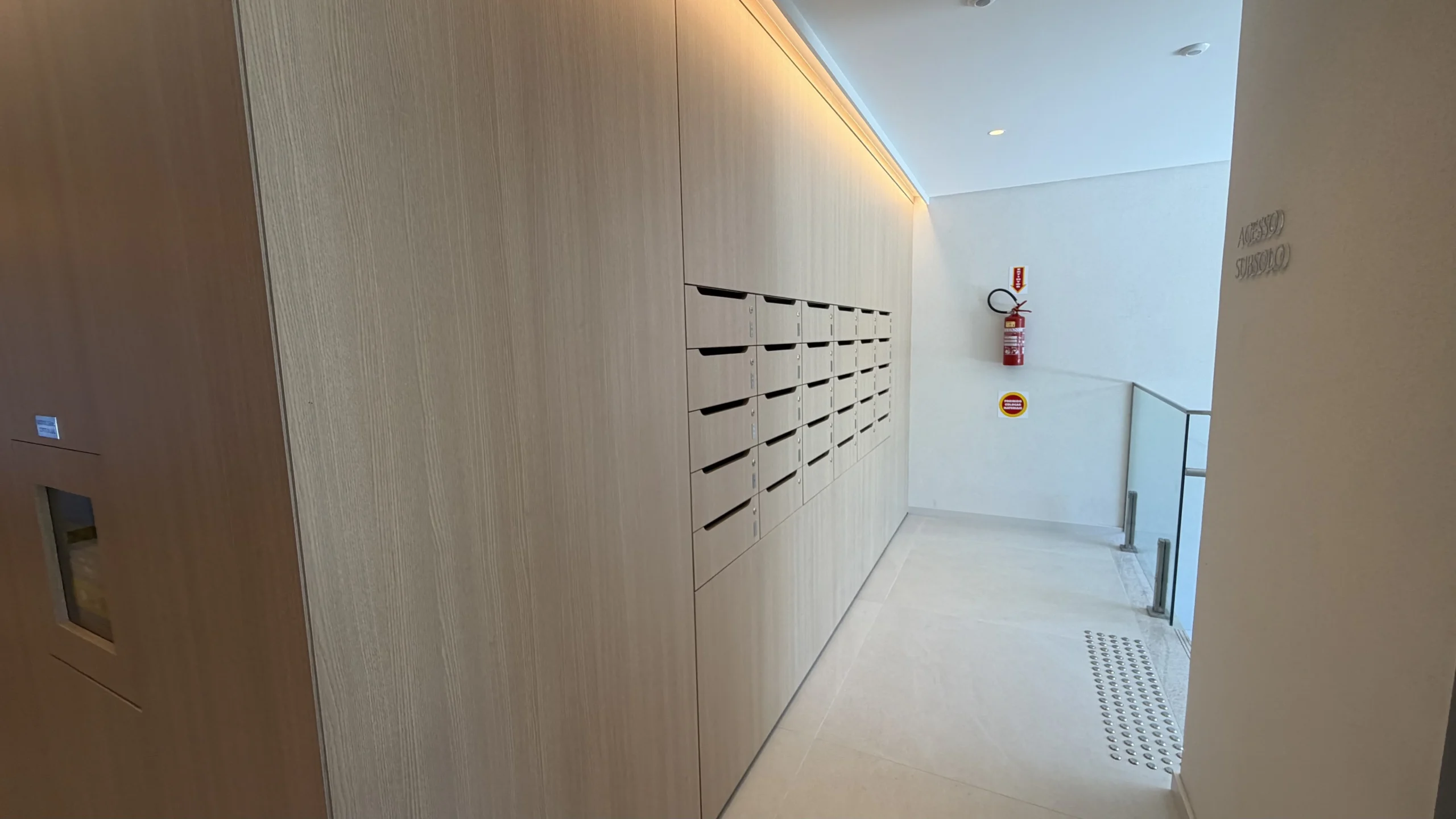 Residencial Santorini Jurerê: Modernist Residence with Expansive Living Salon in Jurerê