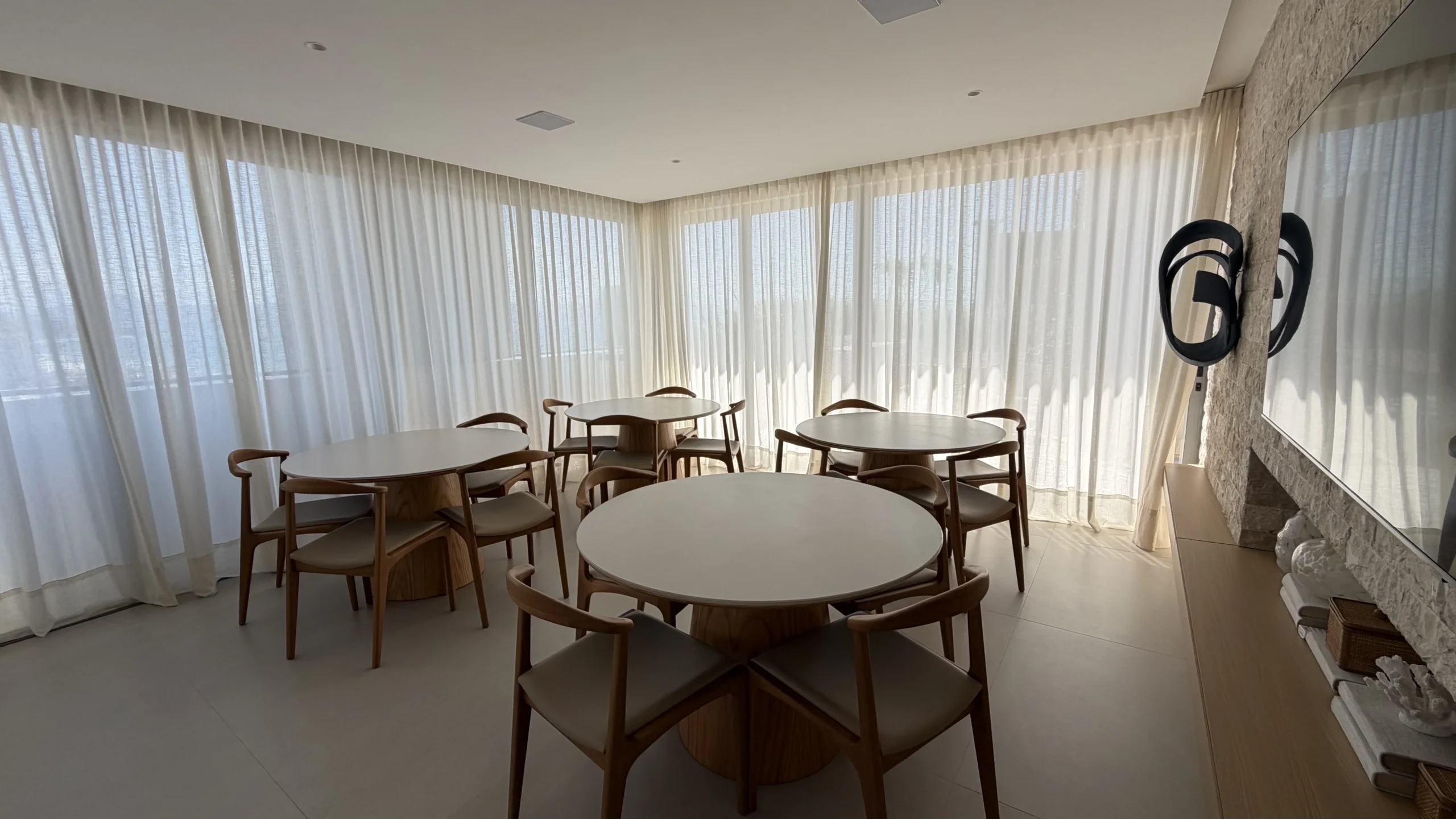 Residencial Santorini Jurerê: Modernist Residence with Expansive Living Salon in Jurerê