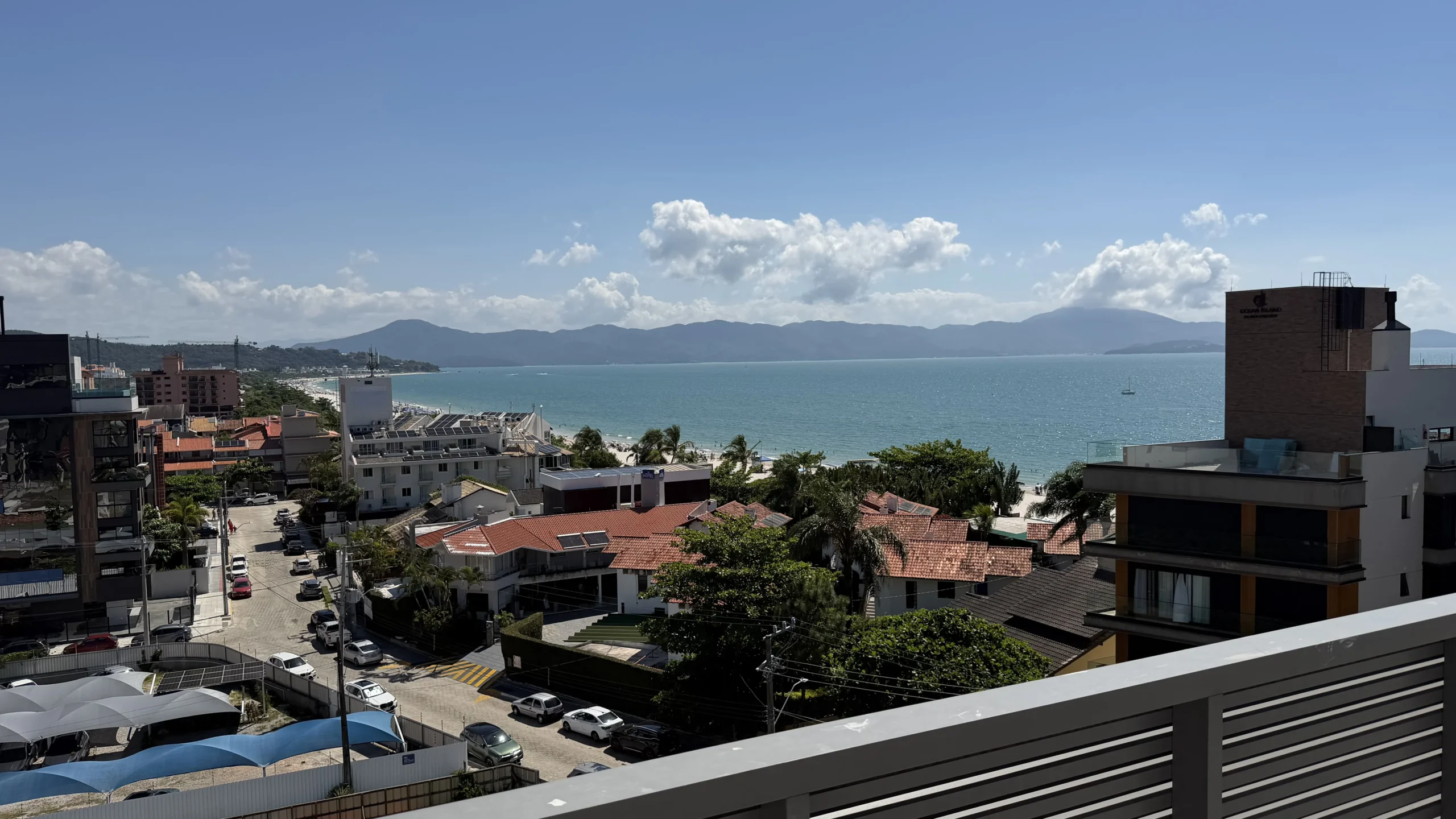 Residencial Santorini Jurerê: Modernist Residence with Expansive Living Salon in Jurerê