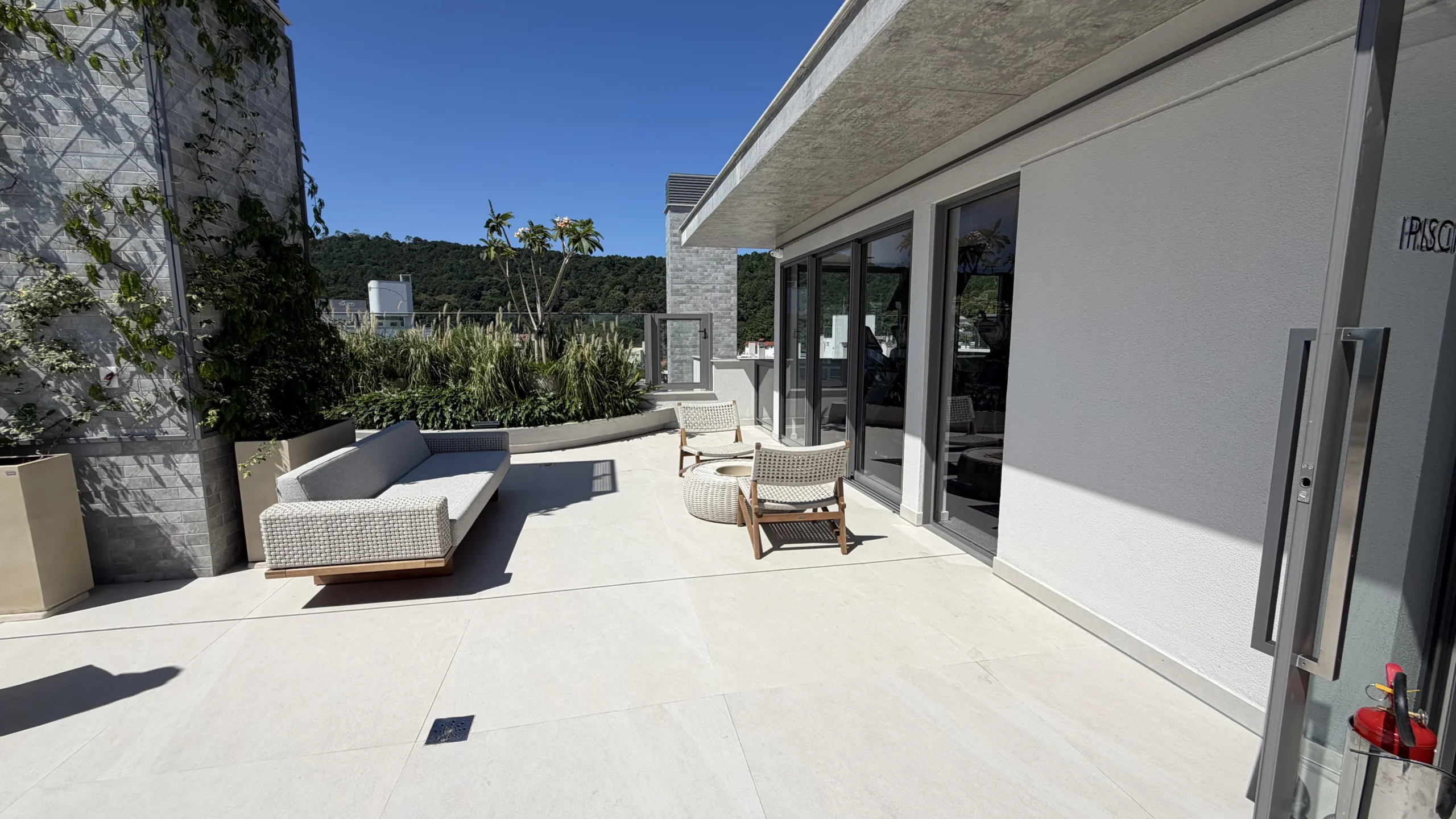 Residencial Santorini Jurerê: Modernist Residence with Expansive Living Salon in Jurerê