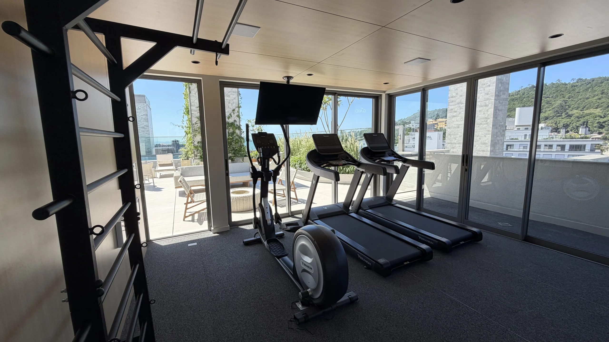 Residencial Santorini Jurerê: Modernist Residence with Expansive Living Salon in Jurerê