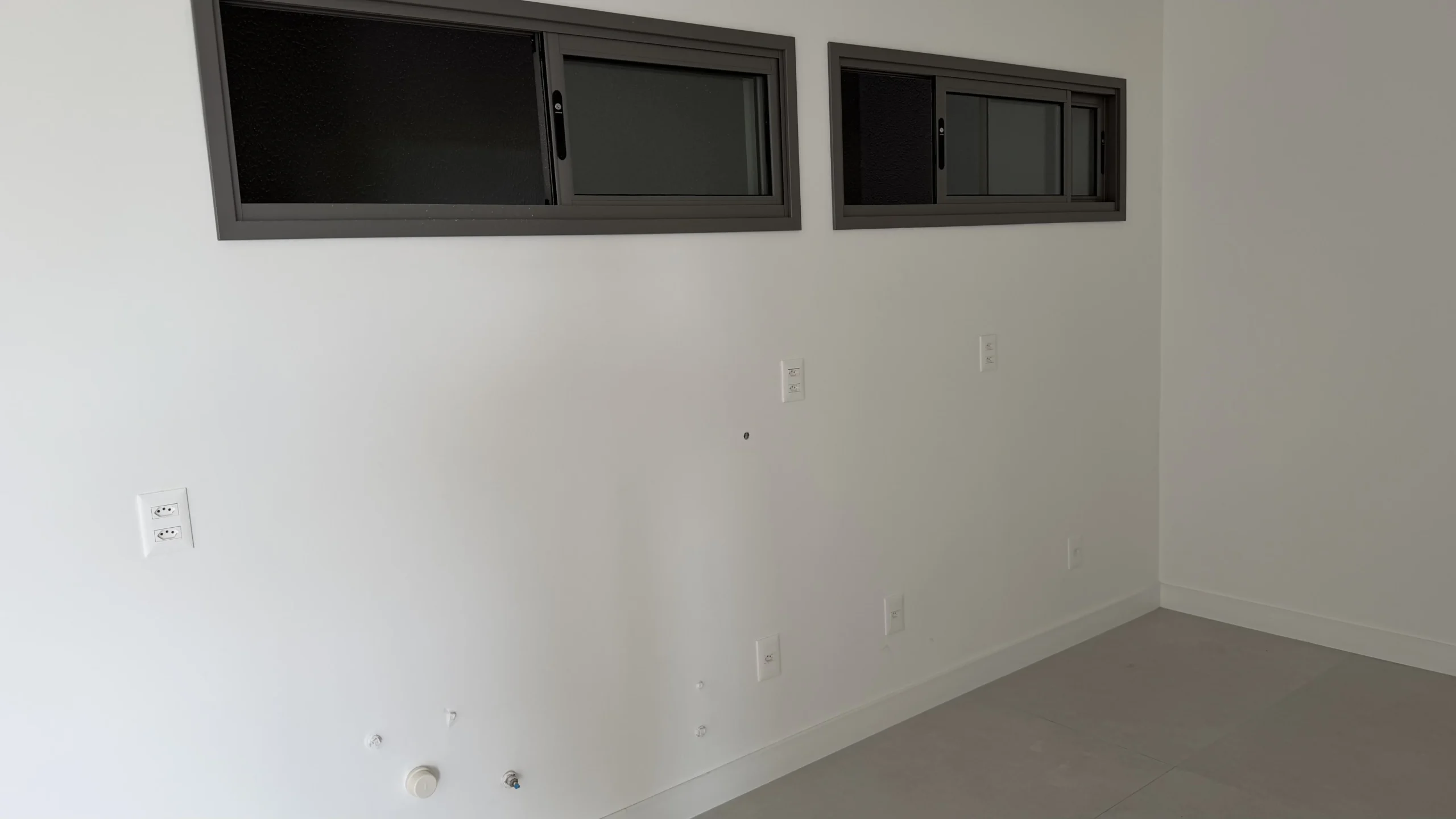 Residencial Santorini Jurerê: Modernist Residence with Expansive Living Salon in Jurerê