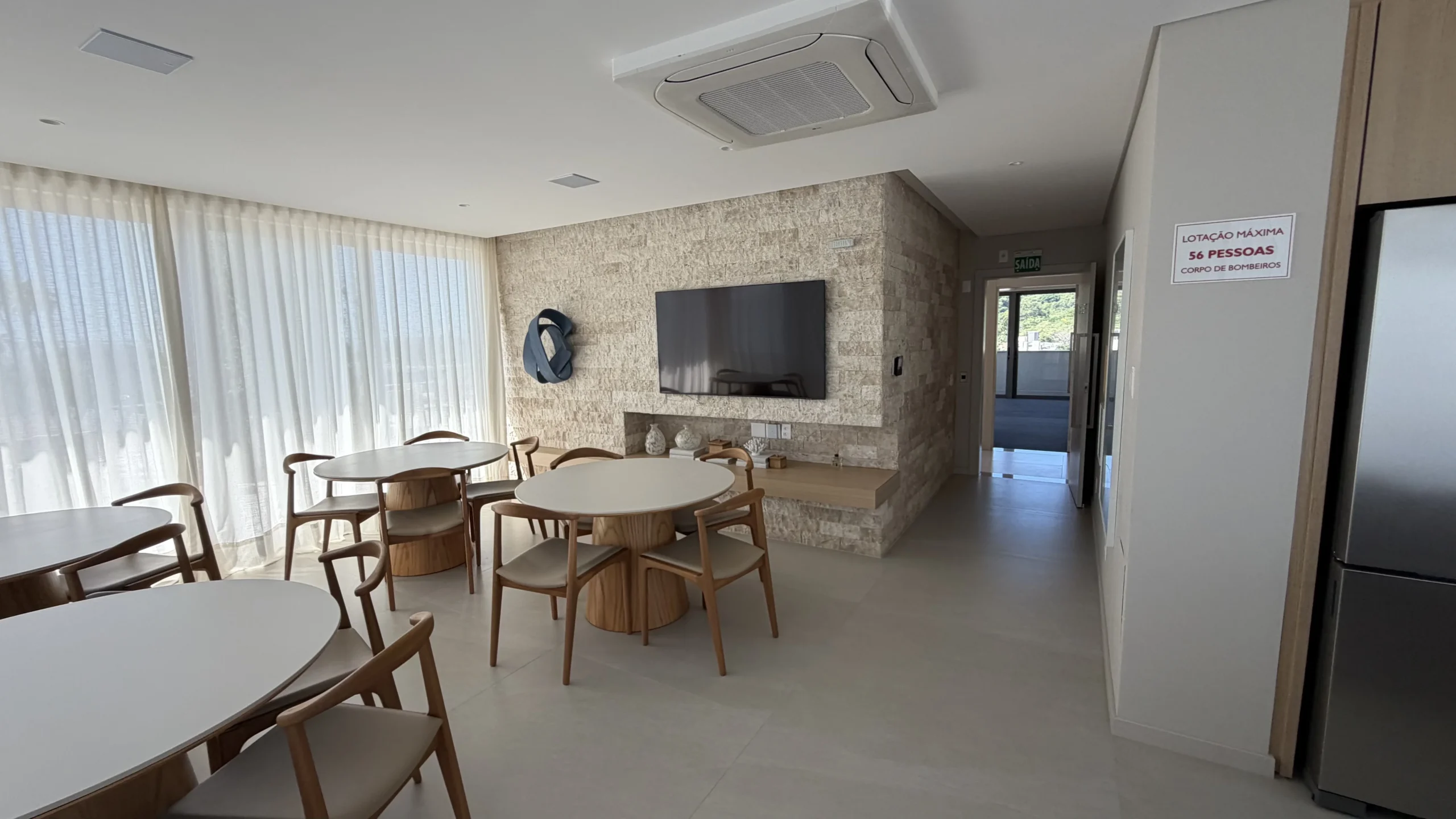 Residencial Santorini Jurerê: Modernist Residence with Expansive Living Salon in Jurerê