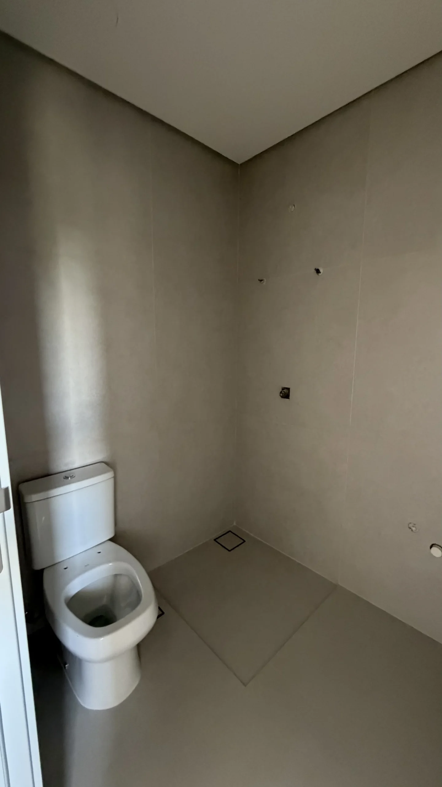 Residencial Santorini Jurerê: Modernist Residence with Expansive Living Salon in Jurerê