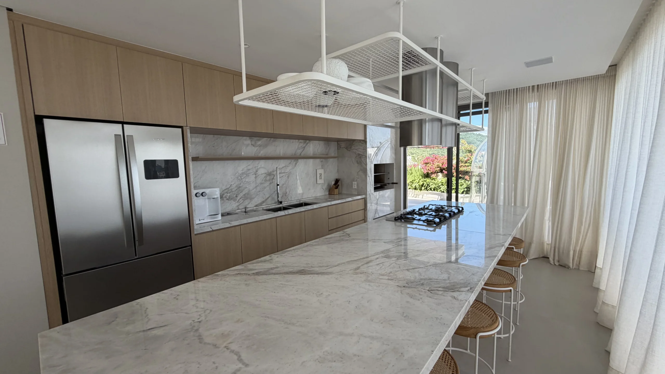 Residencial Santorini Jurerê: Modernist Residence with Expansive Living Salon in Jurerê