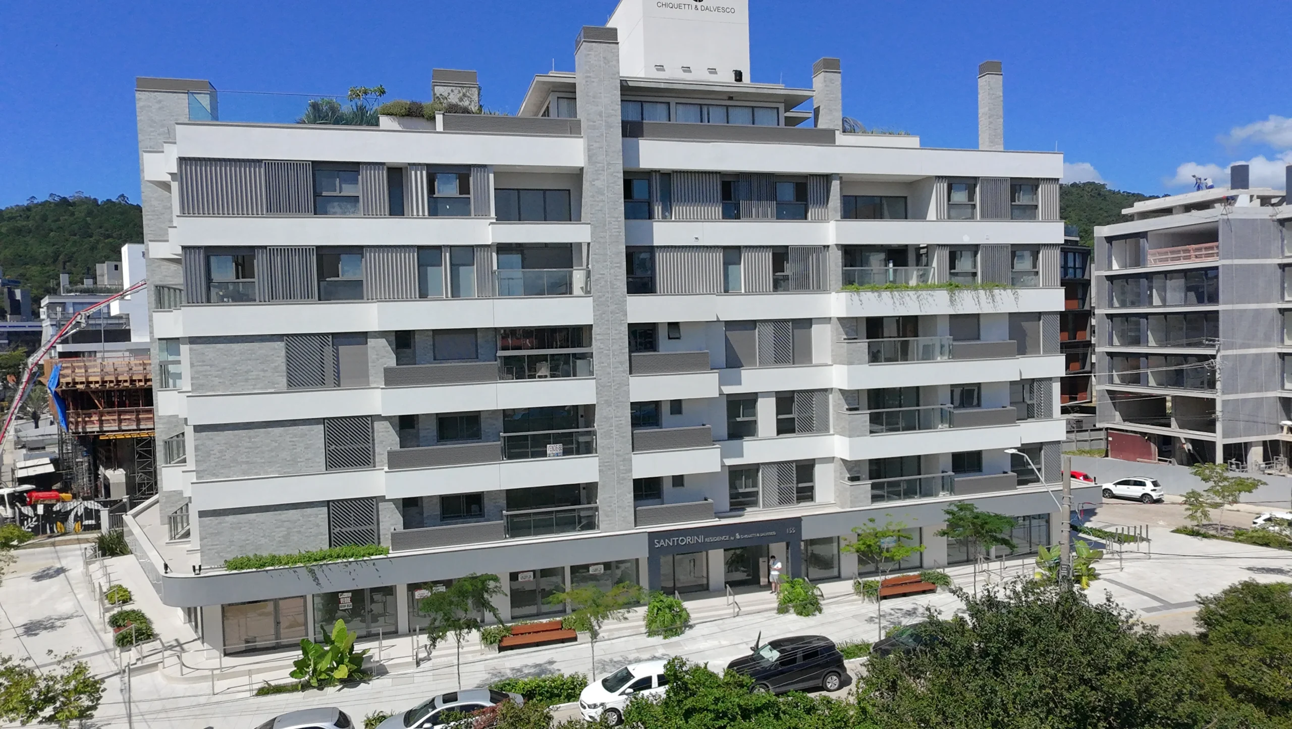 Residencial Santorini Jurerê: Modernist Residence with Expansive Living Salon in Jurerê