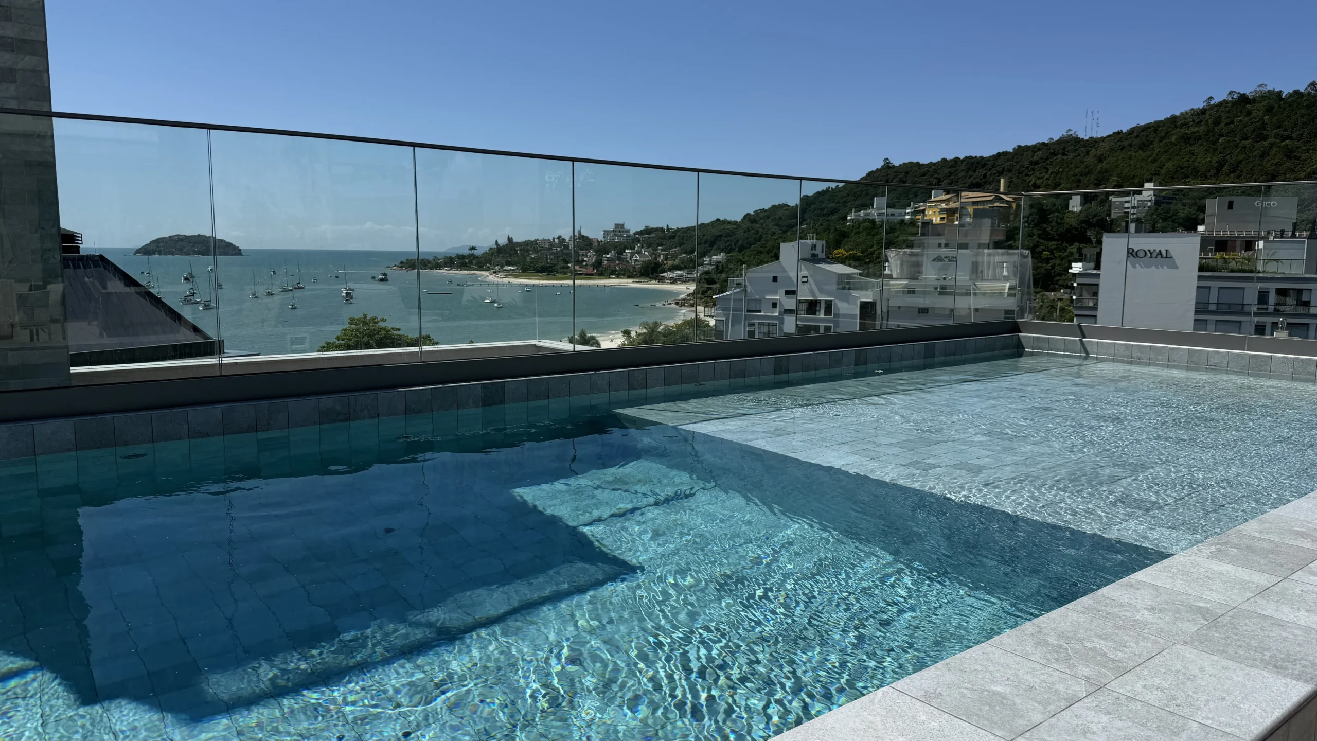 Residencial Santorini Jurerê: Modernist Residence with Expansive Living Salon in Jurerê