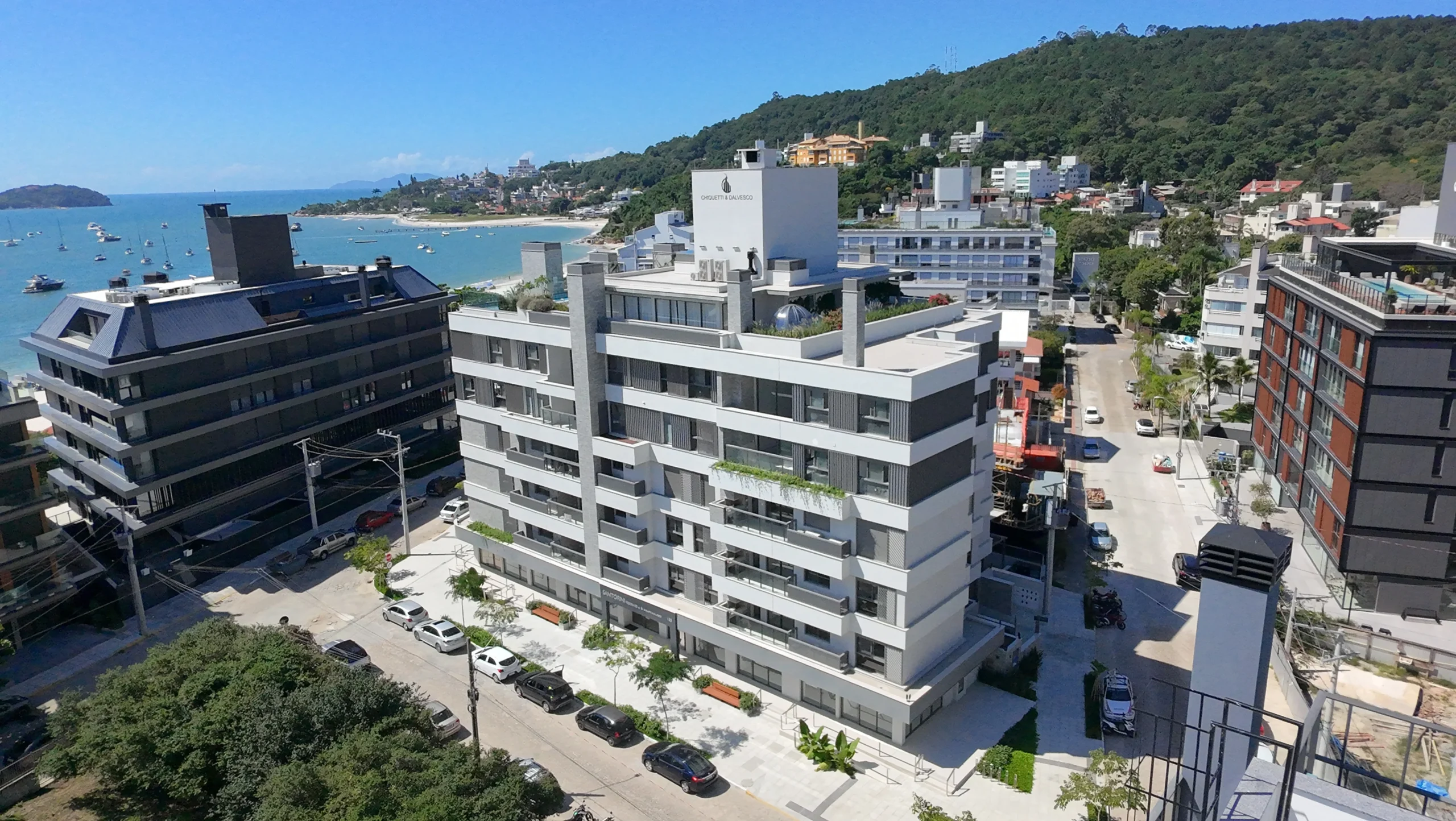 Residencial Santorini Jurerê: Modernist Residence with Expansive Living Salon in Jurerê