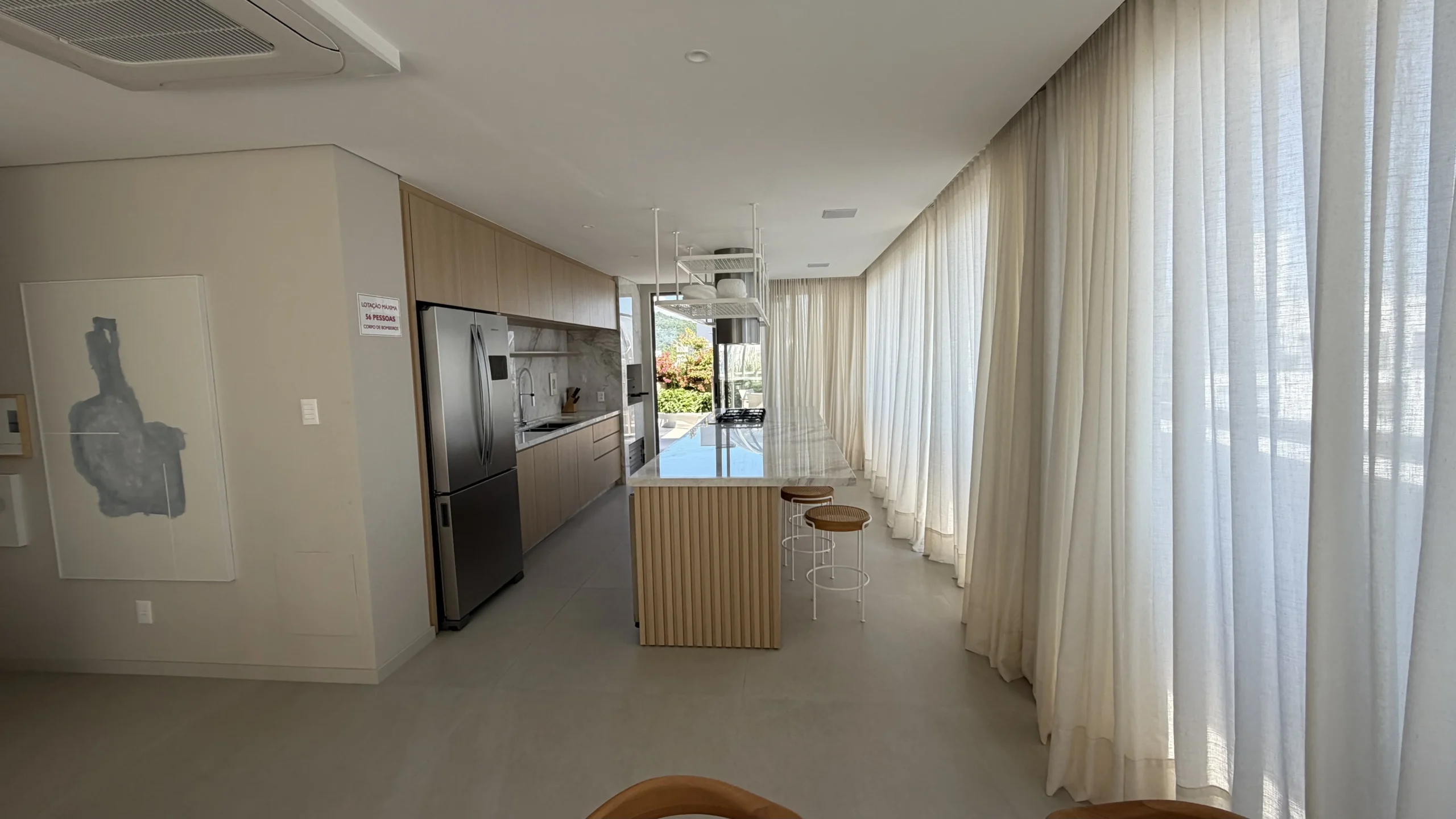 Residencial Santorini Jurerê: Modernist Residence with Expansive Living Salon in Jurerê