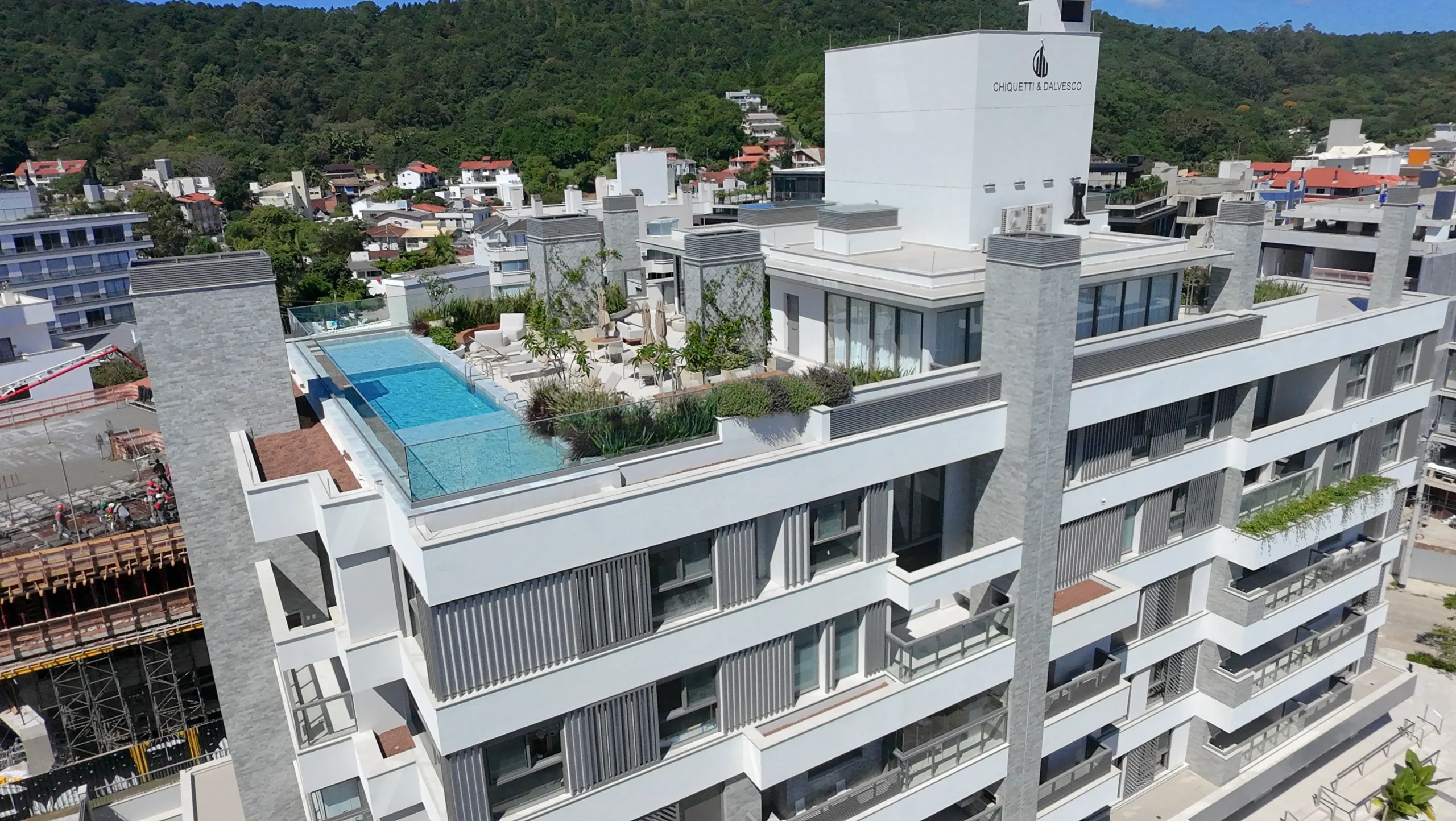 Residencial Santorini Jurerê: Modernist Residence with Expansive Living Salon in Jurerê