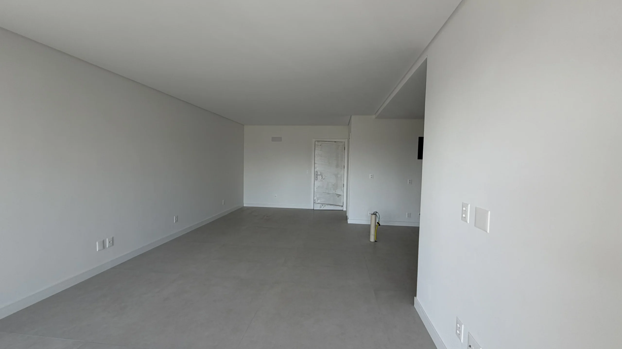 Residencial Santorini Jurerê: Modernist Residence with Expansive Living Salon in Jurerê