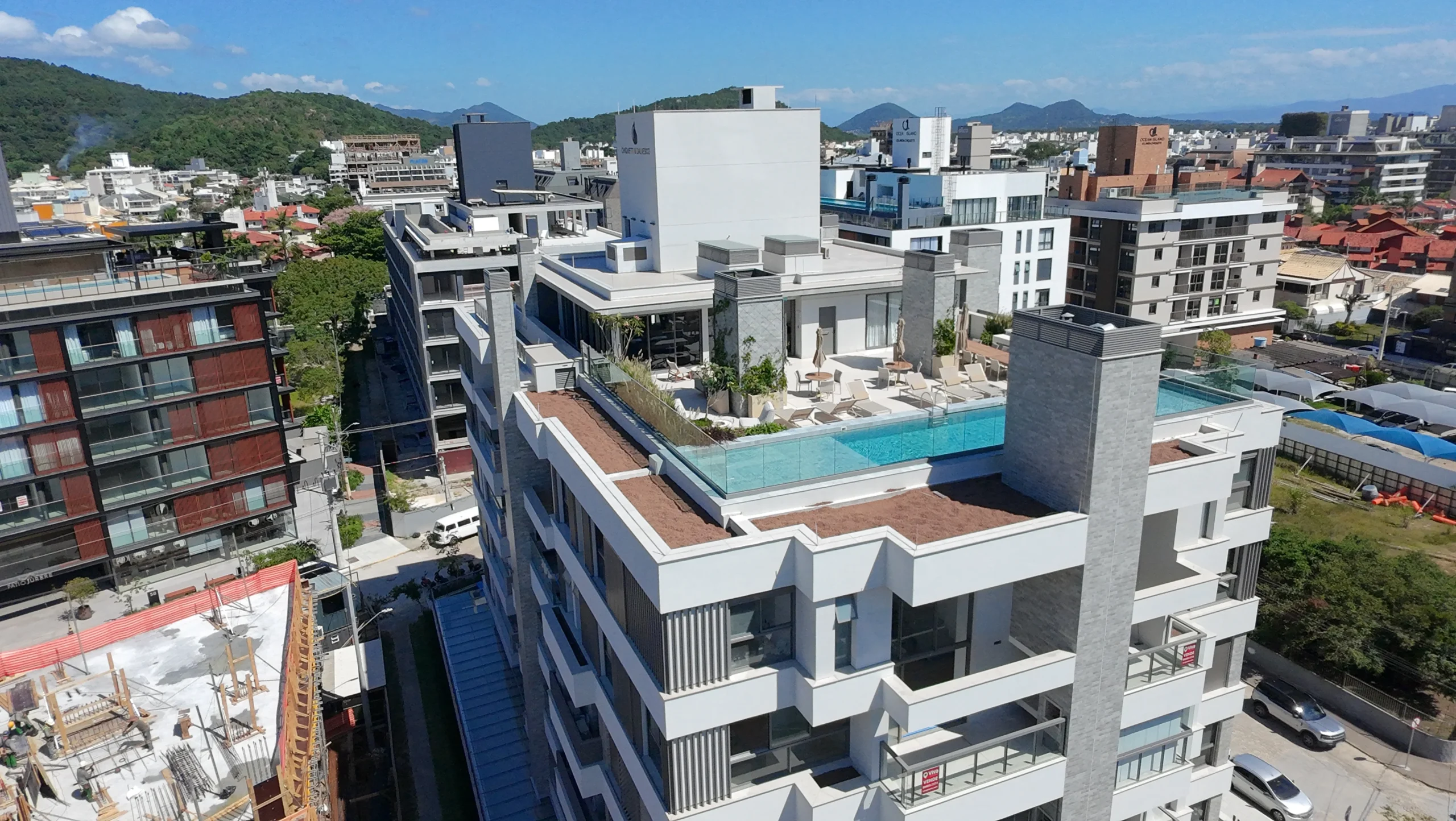 Residencial Santorini Jurerê: Modernist Residence with Expansive Living Salon in Jurerê