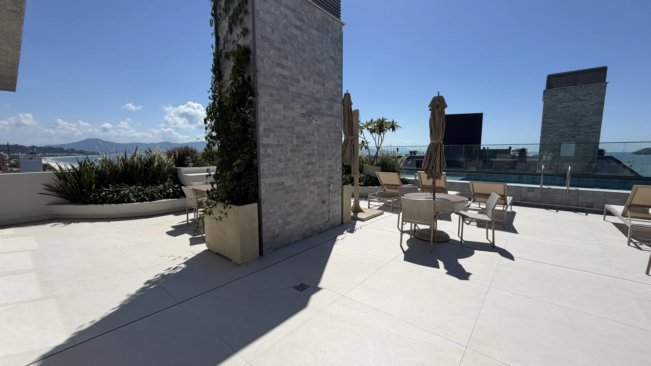 Residencial Santorini Jurerê: Modernist Residence with Expansive Living Salon in Jurerê