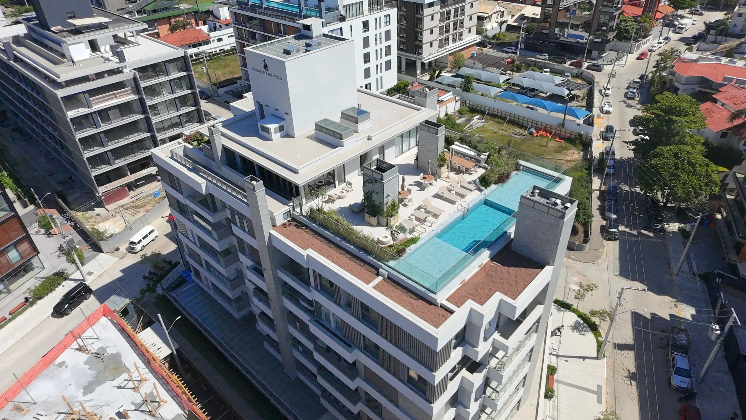 Residencial Santorini Jurerê: Modernist Residence with Expansive Living Salon in Jurerê