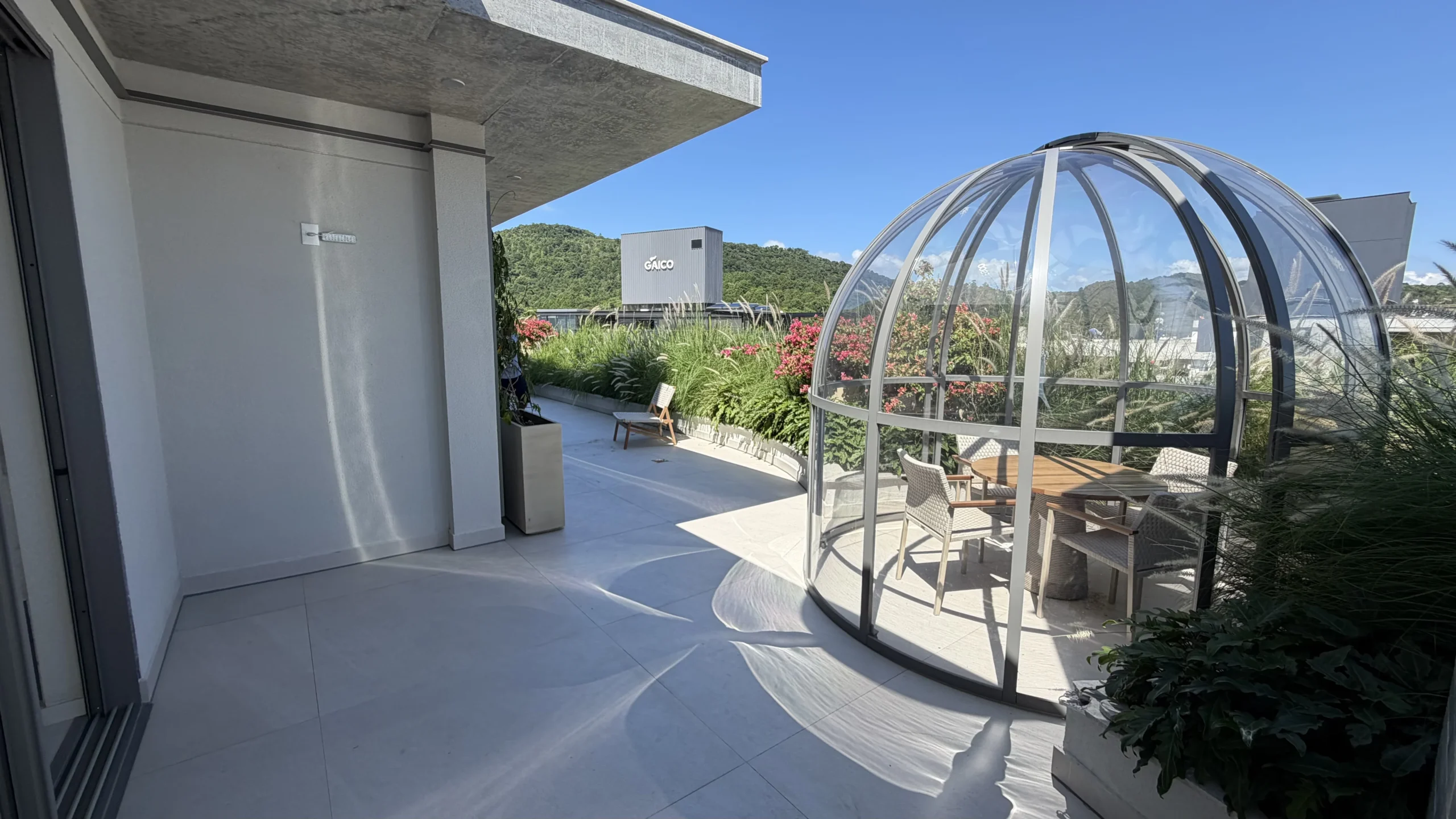 Residencial Santorini Jurerê: Modernist Residence with Expansive Living Salon in Jurerê