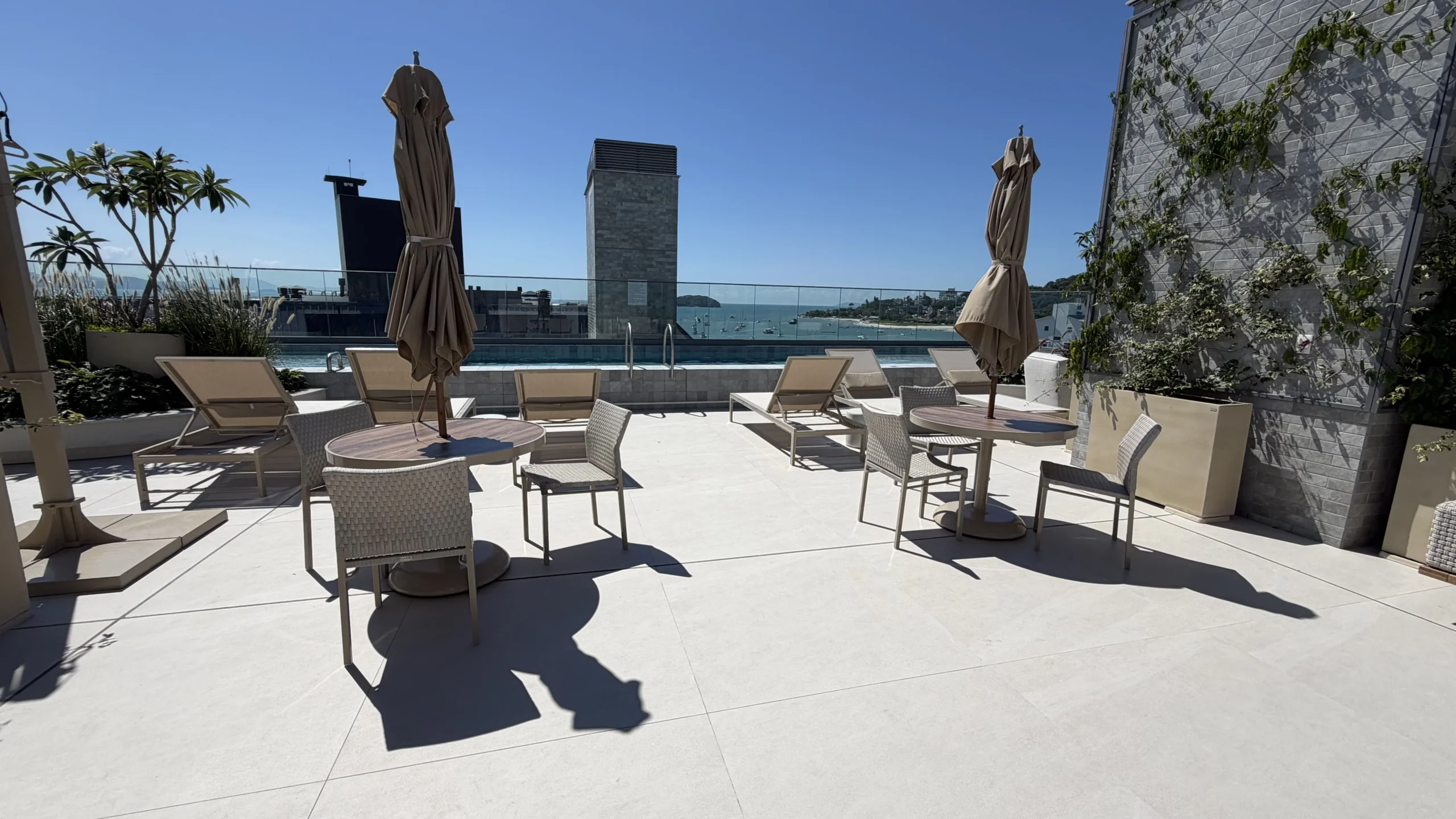 Residencial Santorini Jurerê: Modernist Residence with Expansive Living Salon in Jurerê