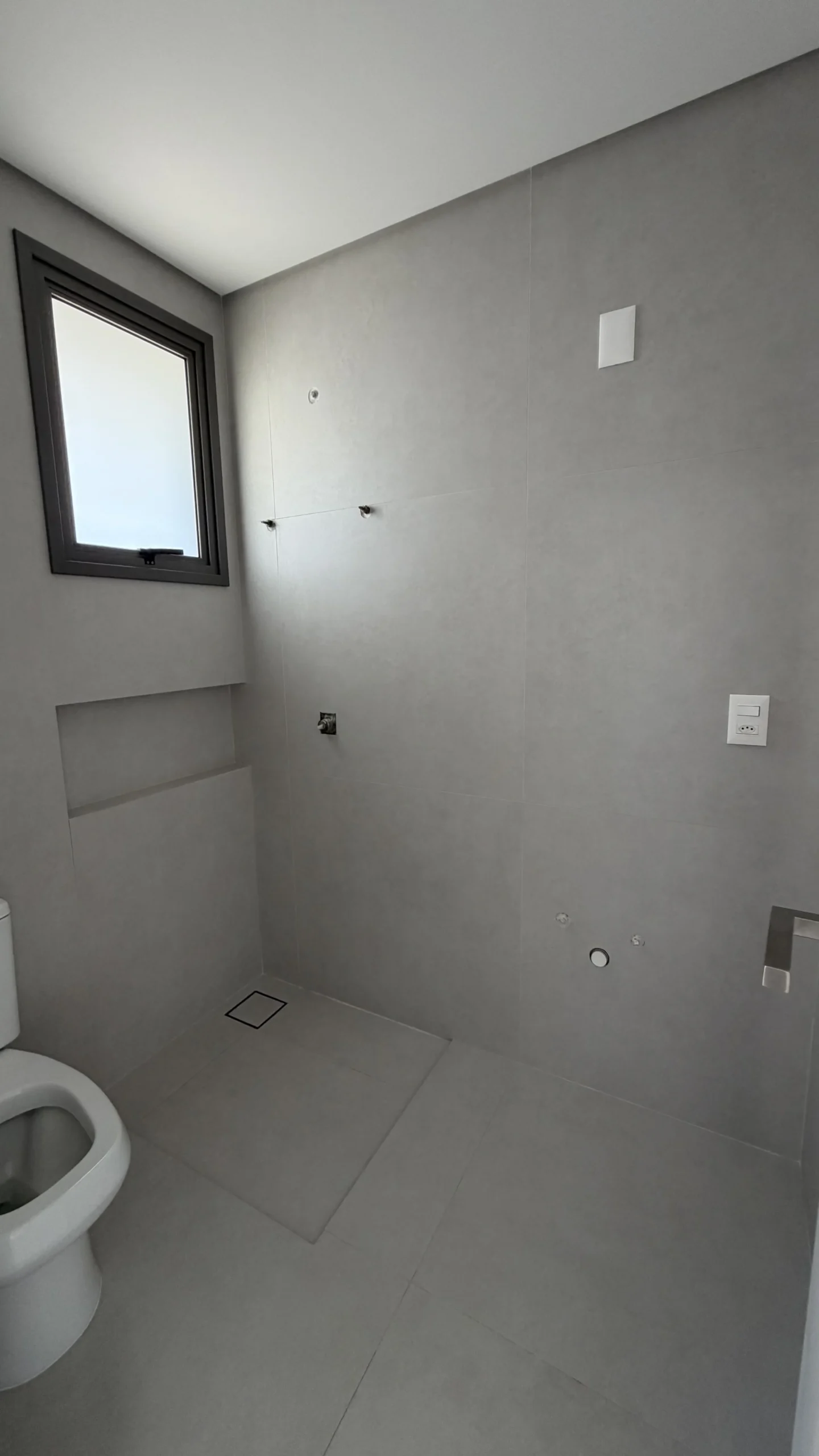 Residencial Santorini Jurerê: Modernist Residence with Expansive Living Salon in Jurerê