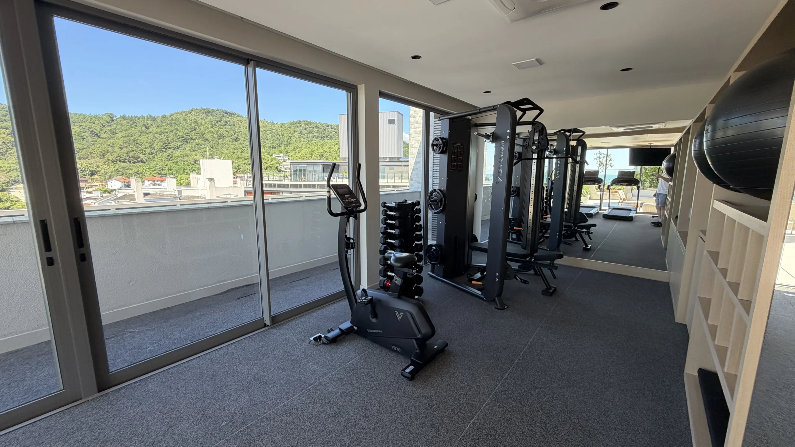 Residencial Santorini Jurerê: Modernist Residence with Expansive Living Salon in Jurerê