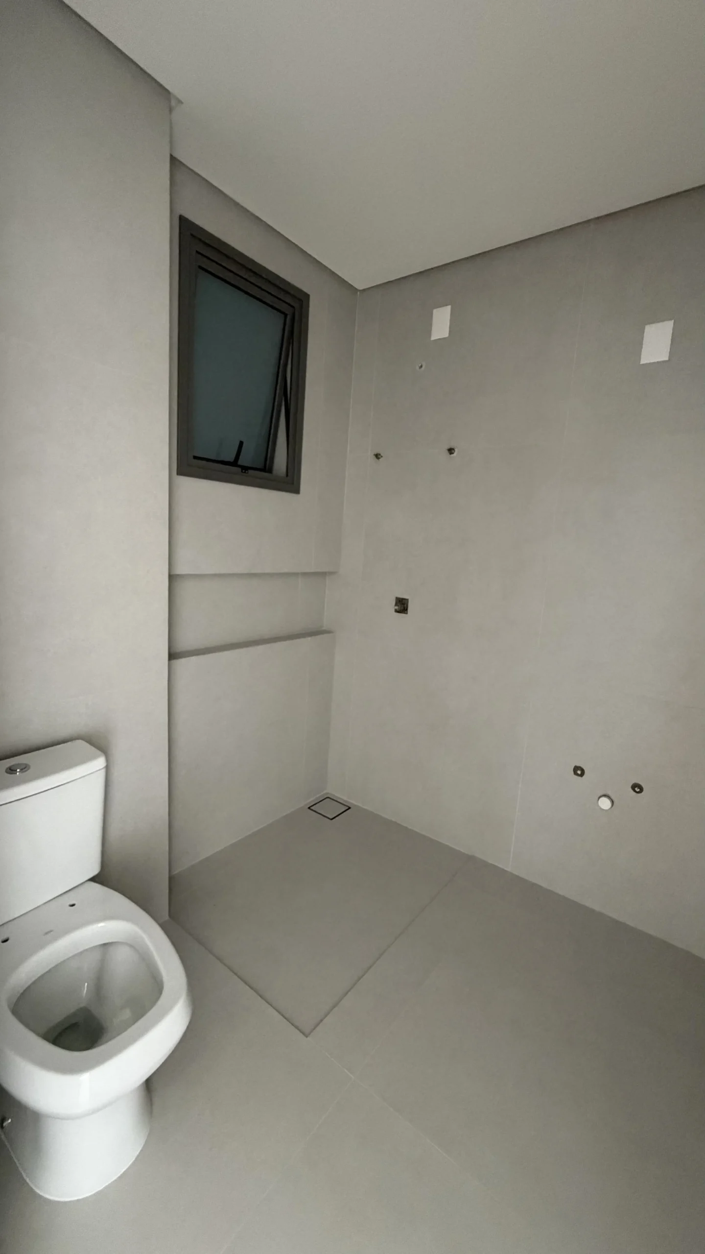 Residencial Santorini Jurerê: Modernist Residence with Expansive Living Salon in Jurerê