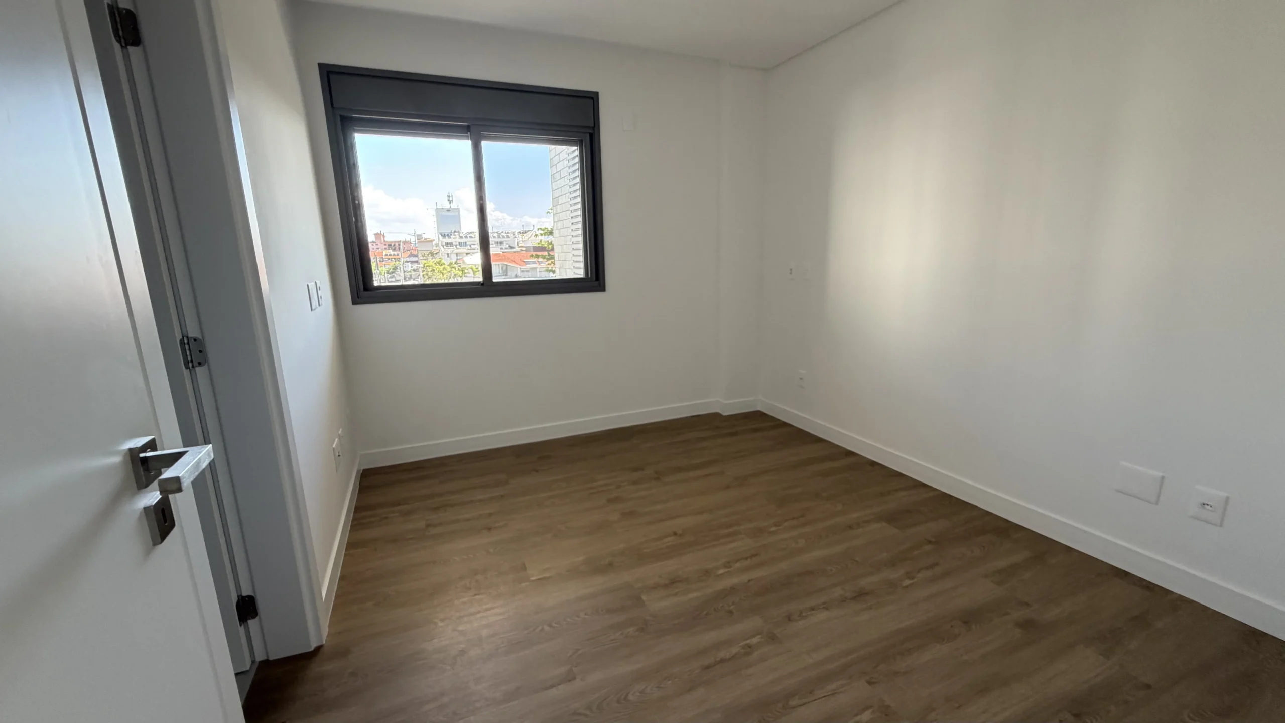 Residencial Santorini Jurerê: Modernist Residence with Expansive Living Salon in Jurerê